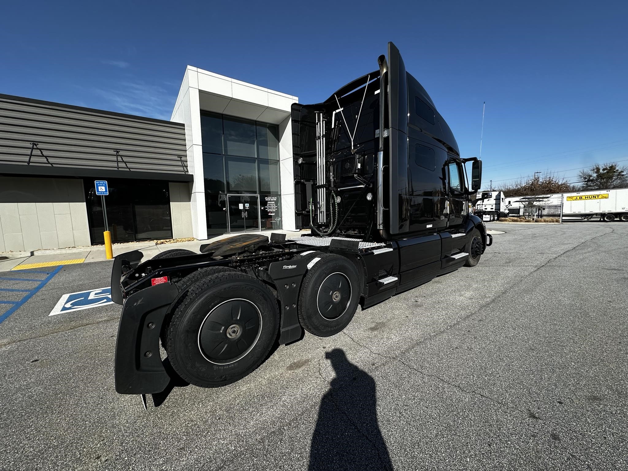 2022 VOLVO VNL64T760 - image 3 of 6