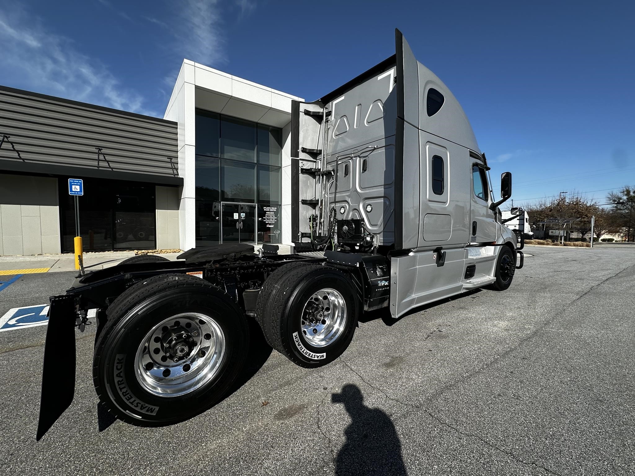 2023 FREIGHTLINER CASCADIA 126 - image 3 of 6