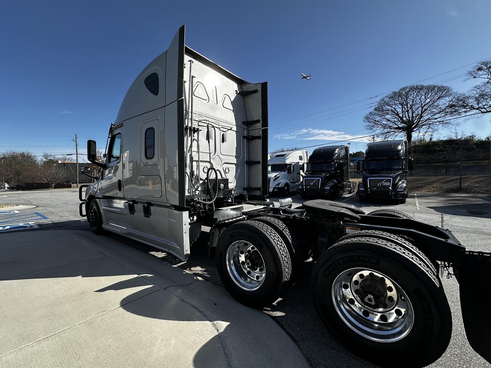 2023 FREIGHTLINER CASCADIA 126 - image 6 of 6