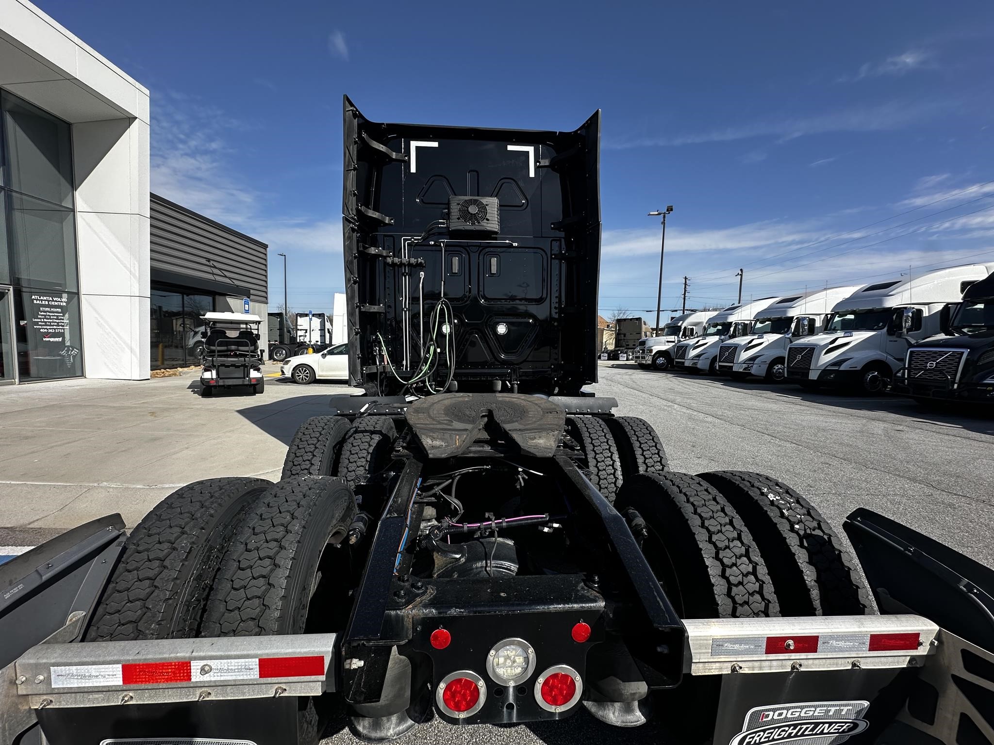 2023 FREIGHTLINER CASCADIA 126 - image 4 of 6