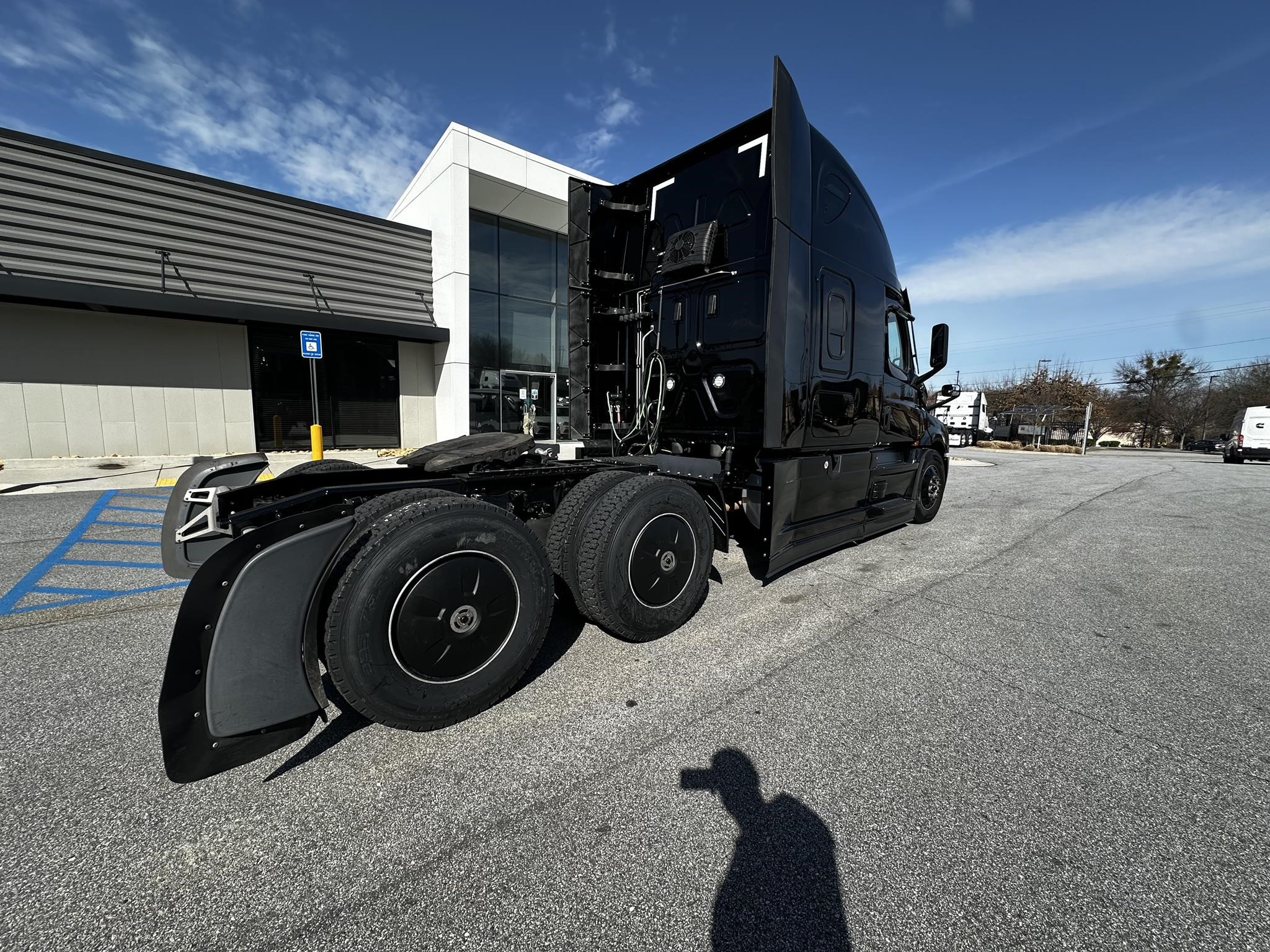 2023 FREIGHTLINER CASCADIA 126 - image 3 of 6