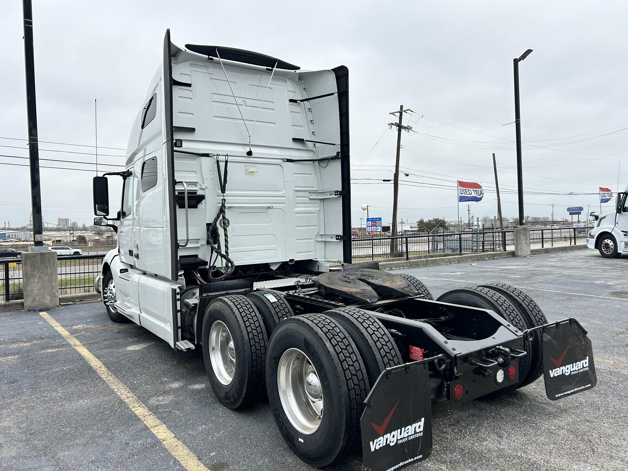 2022 VOLVO VNL64T760 - image 5 of 6