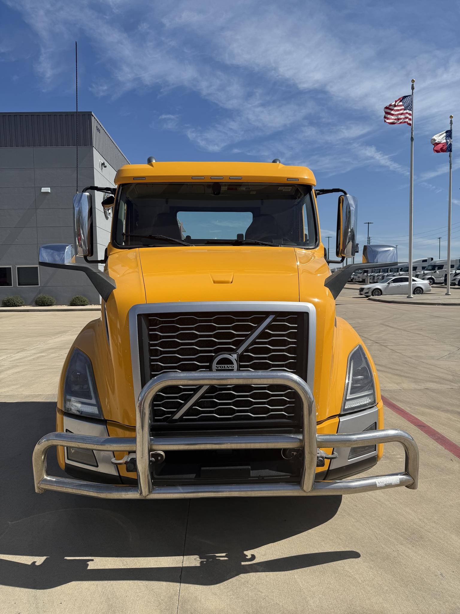 2021 VOLVO VNL62T300 - image 2 of 6