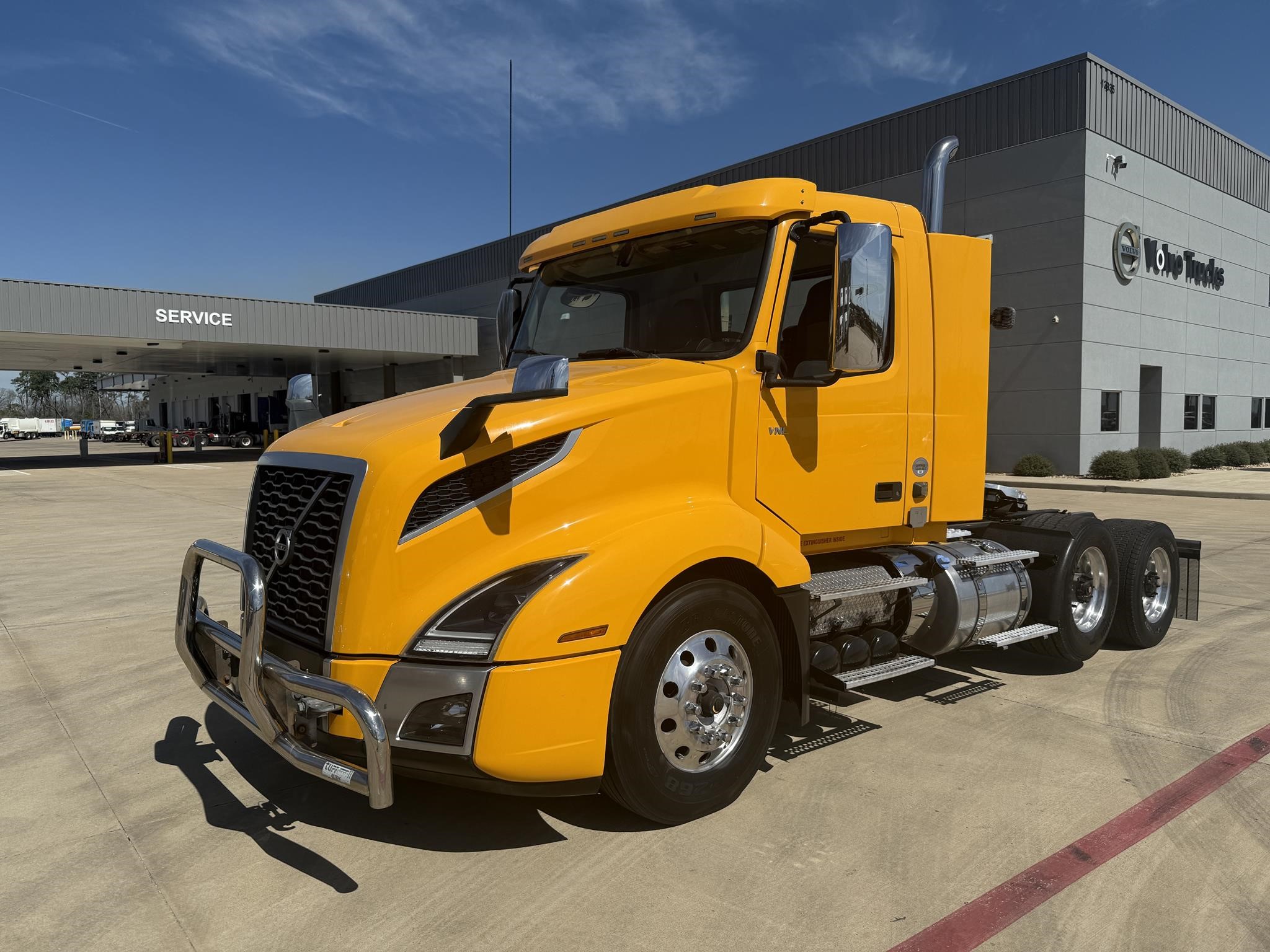 2021 VOLVO VNL62T300 - image 1 of 6