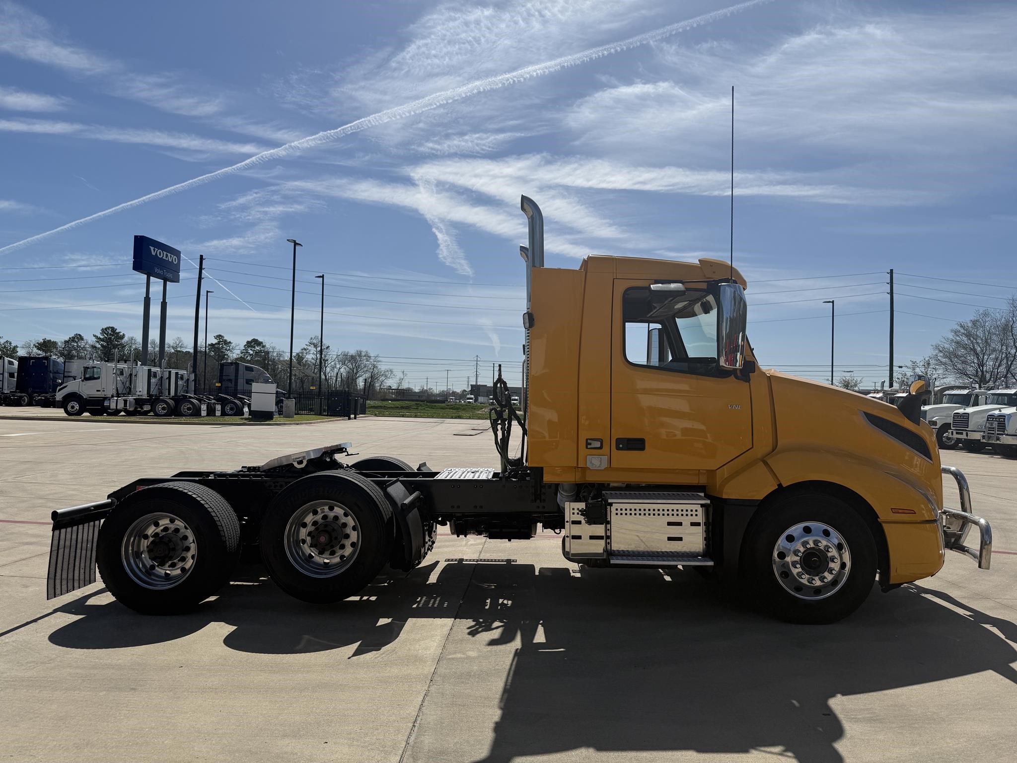 2021 VOLVO VNL62T300 - image 4 of 6