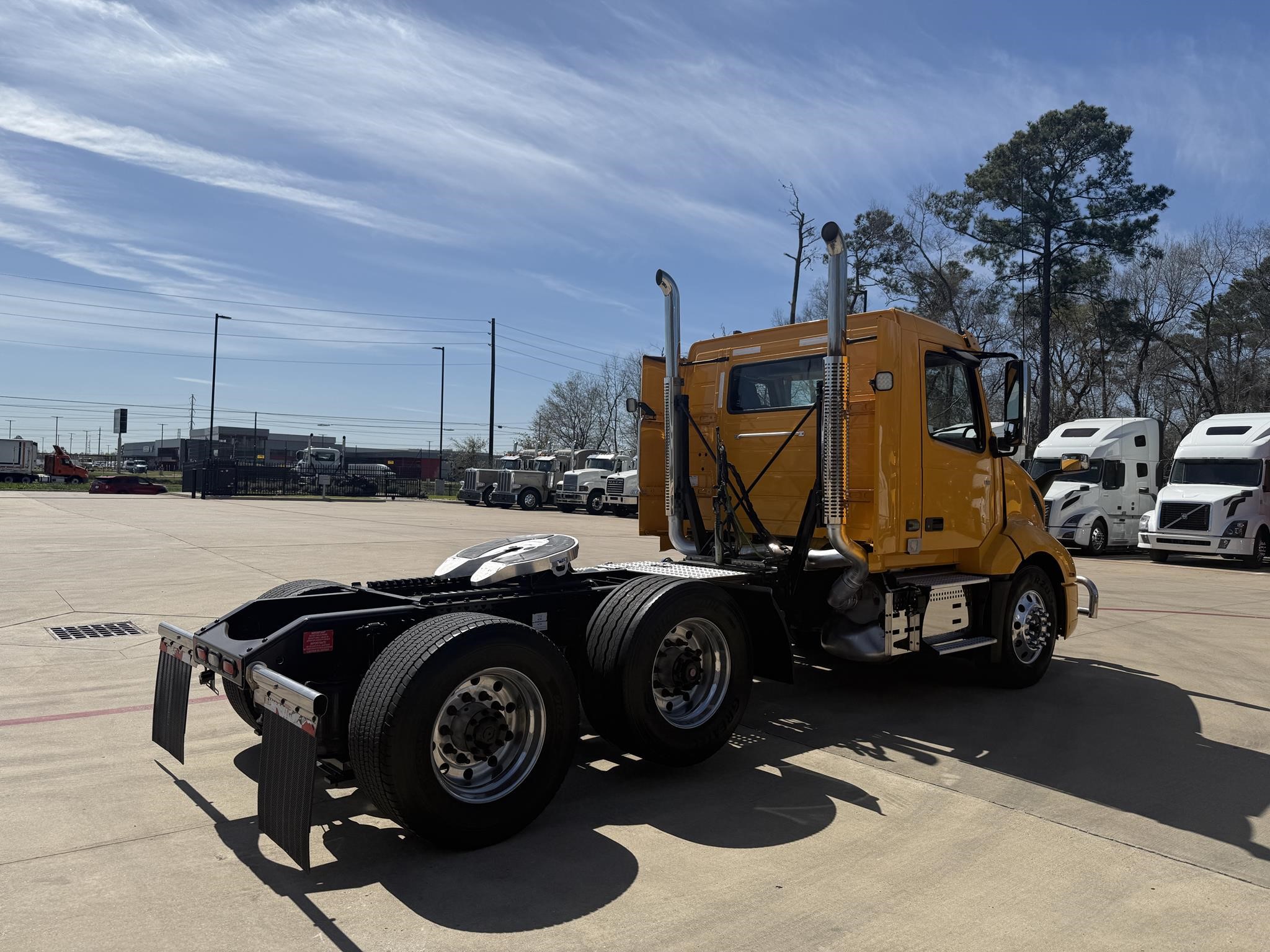 2021 VOLVO VNL62T300 - image 5 of 6