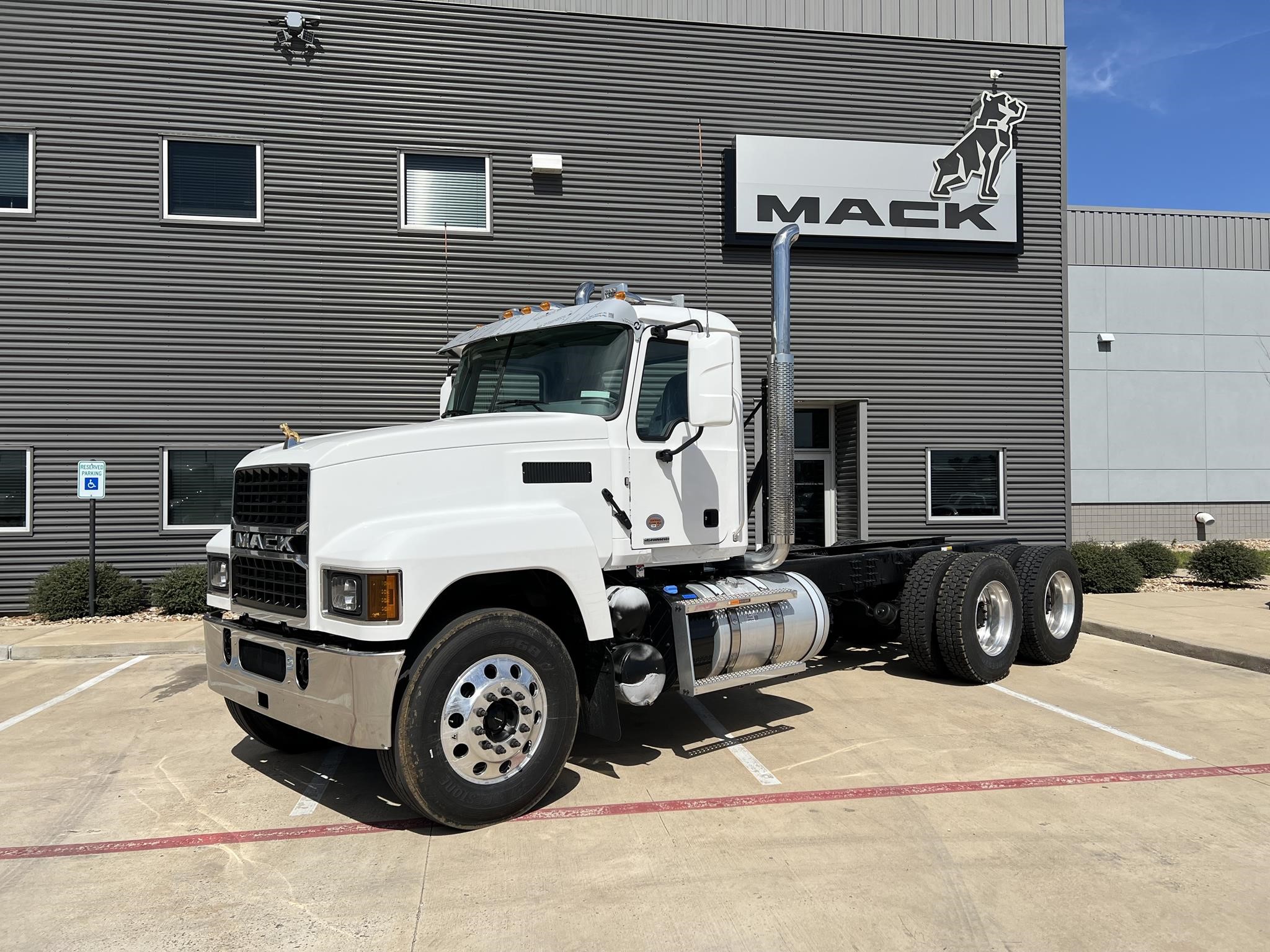 2026 MACK PINNACLE 64R - image 1 of 6