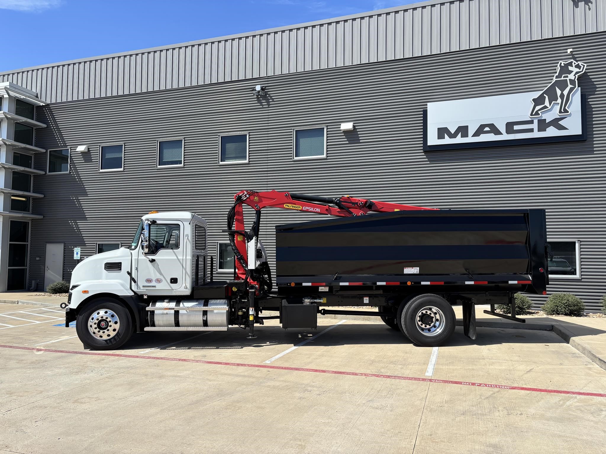 2025 MACK MD7 - image 1 of 6