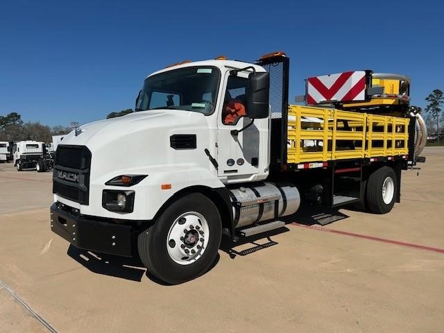 2025 MACK MD6 - image 1 of 6