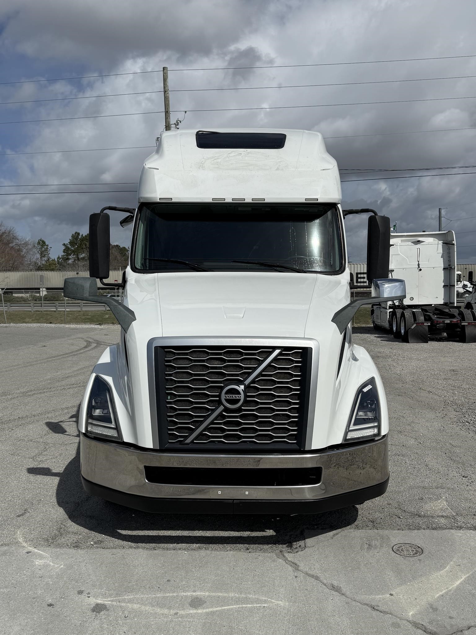 2019 VOLVO VNL64T760 - image 2 of 6