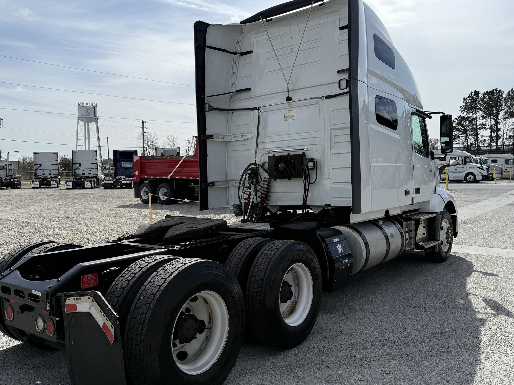 2019 VOLVO VNL64T760 - image 4 of 6