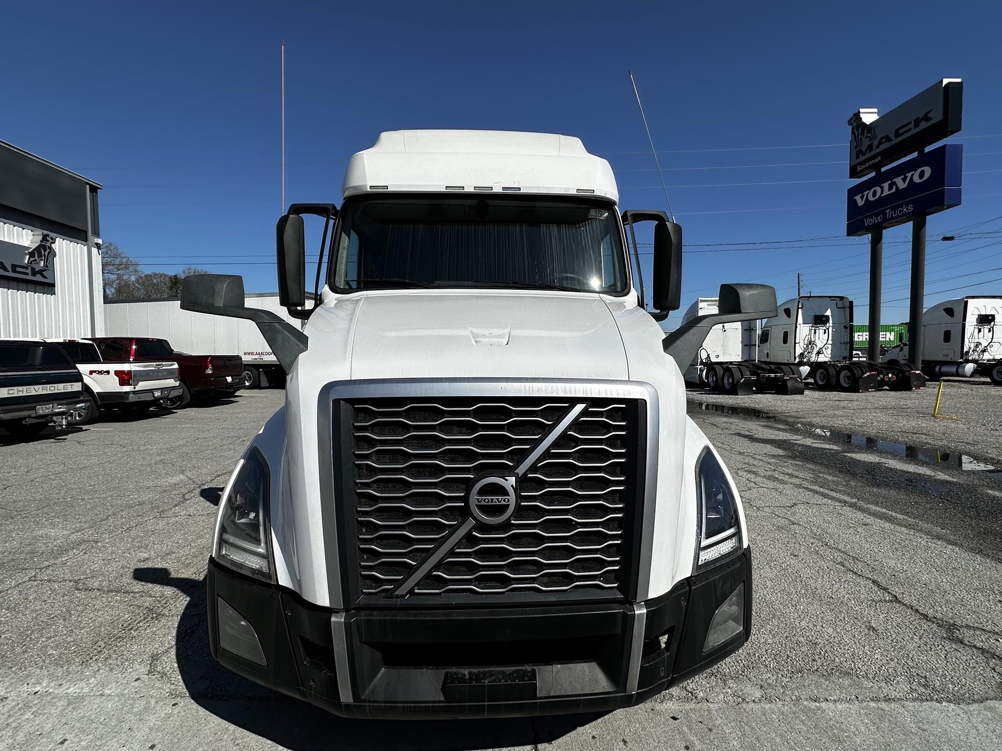 2019 VOLVO VNL64T760 - image 2 of 6