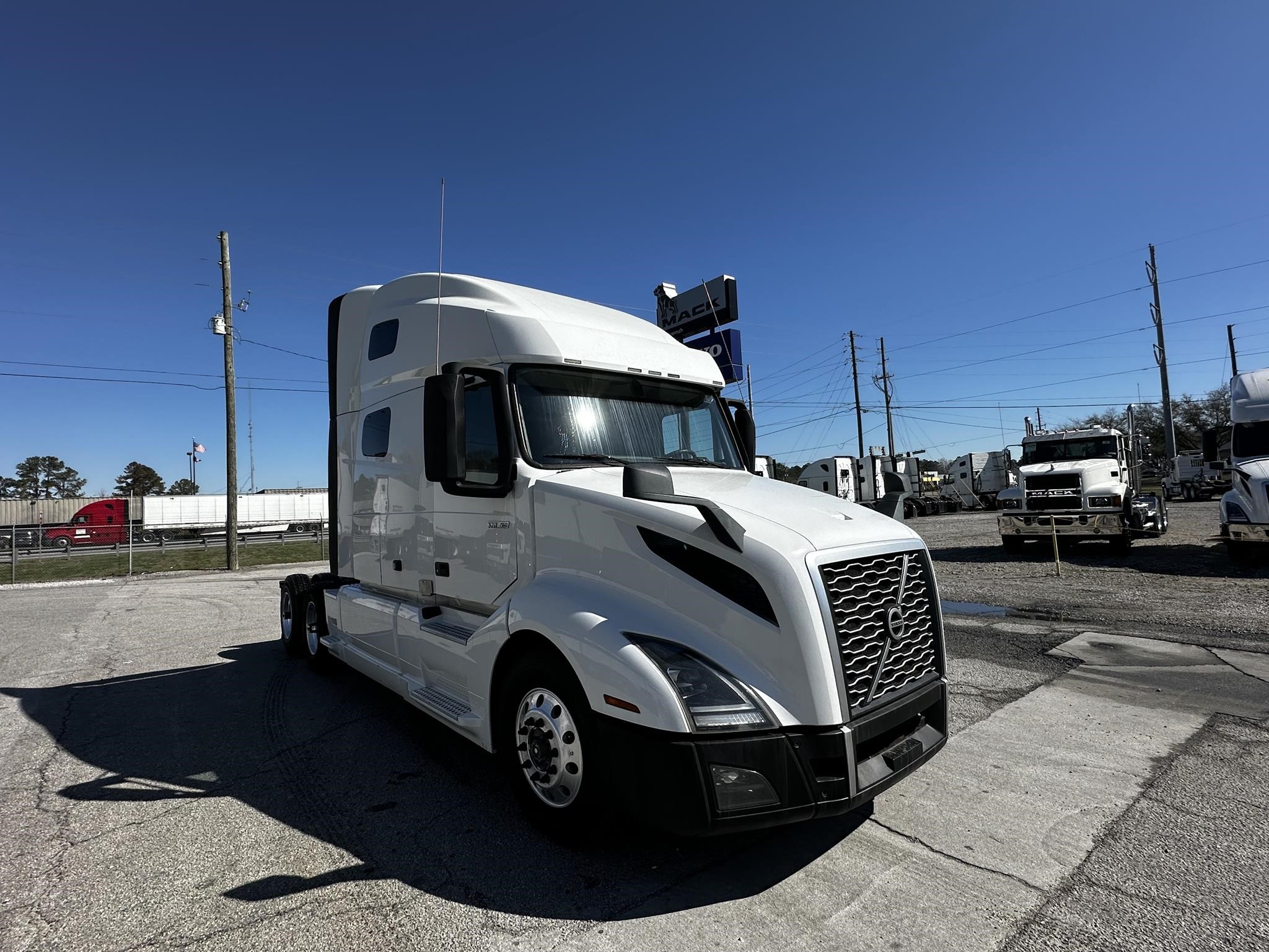 2019 VOLVO VNL64T760 - image 3 of 6