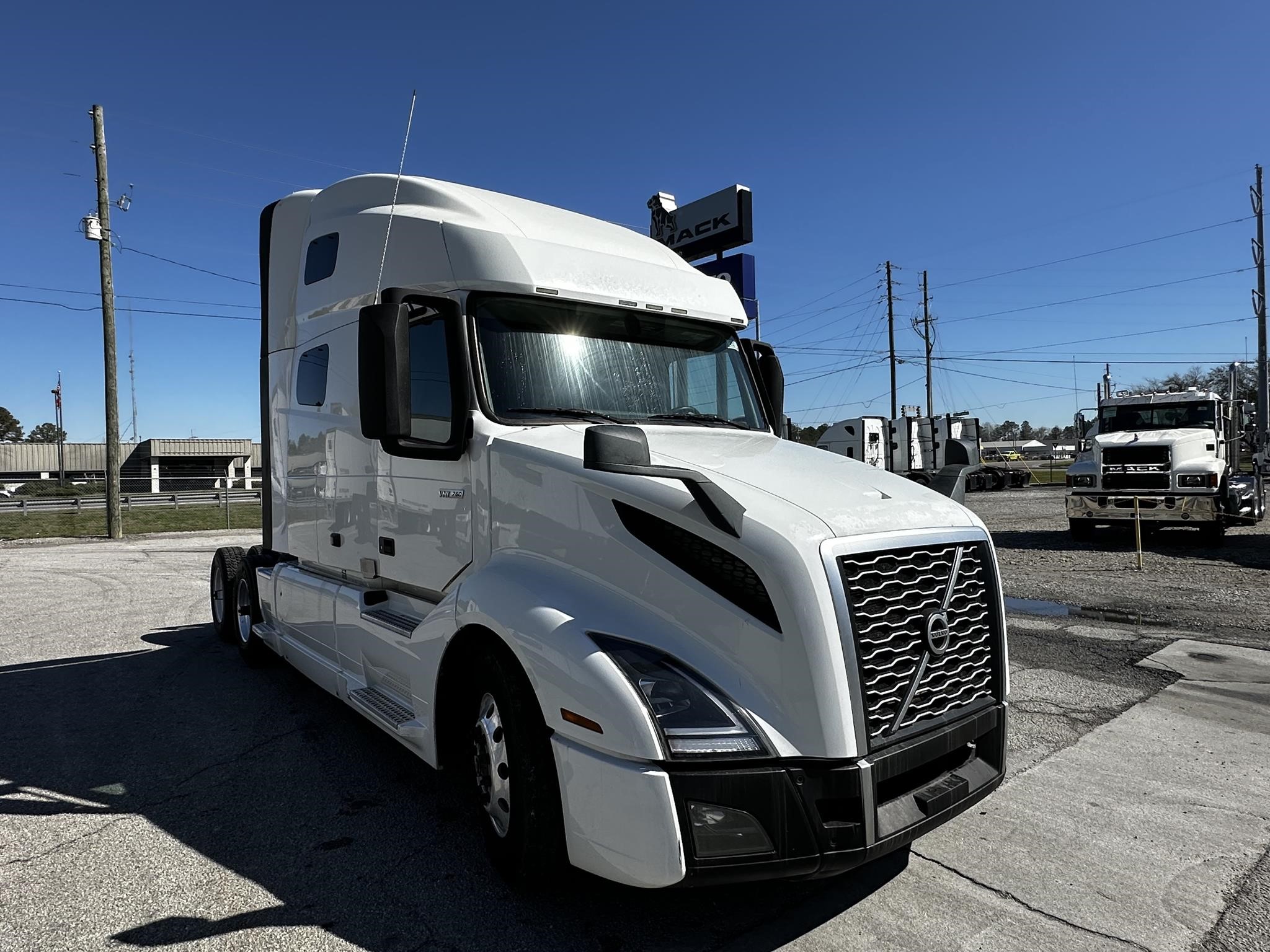 2019 VOLVO VNL64T760 - image 3 of 6