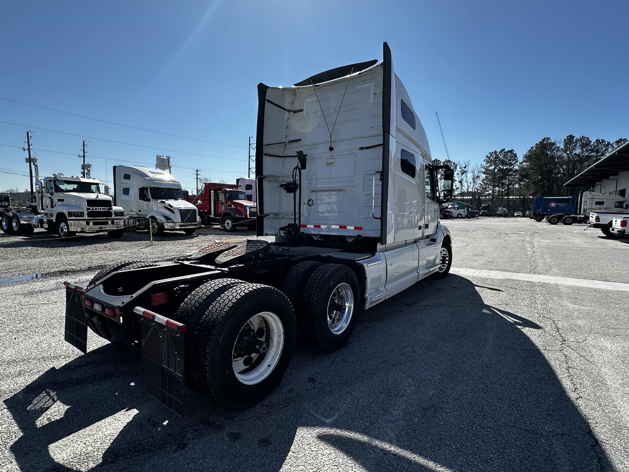 2019 VOLVO VNL64T760 - image 4 of 6