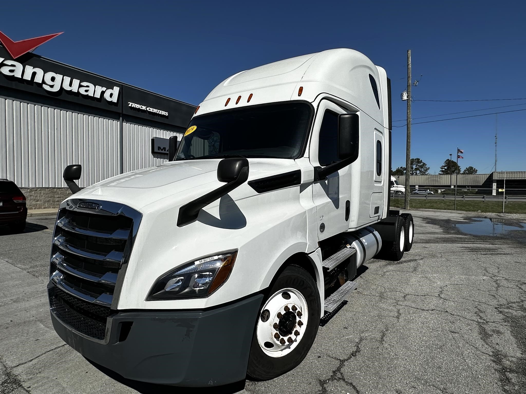 2019 FREIGHTLINER CASCADIA 126 - image 1 of 6