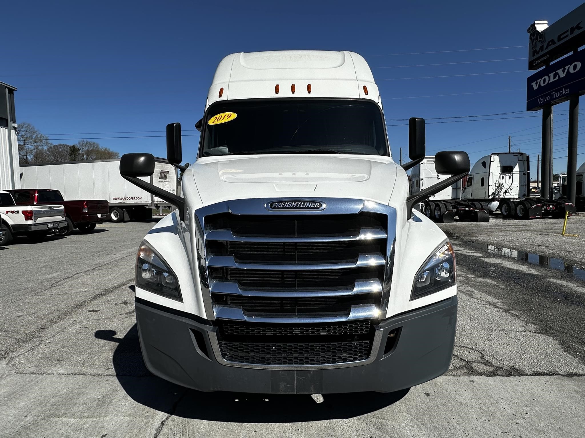 2019 FREIGHTLINER CASCADIA 126 - image 2 of 6