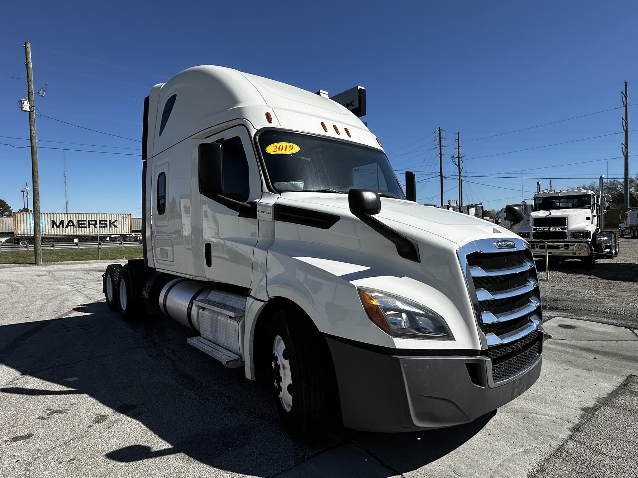 2019 FREIGHTLINER CASCADIA 126 - image 3 of 6