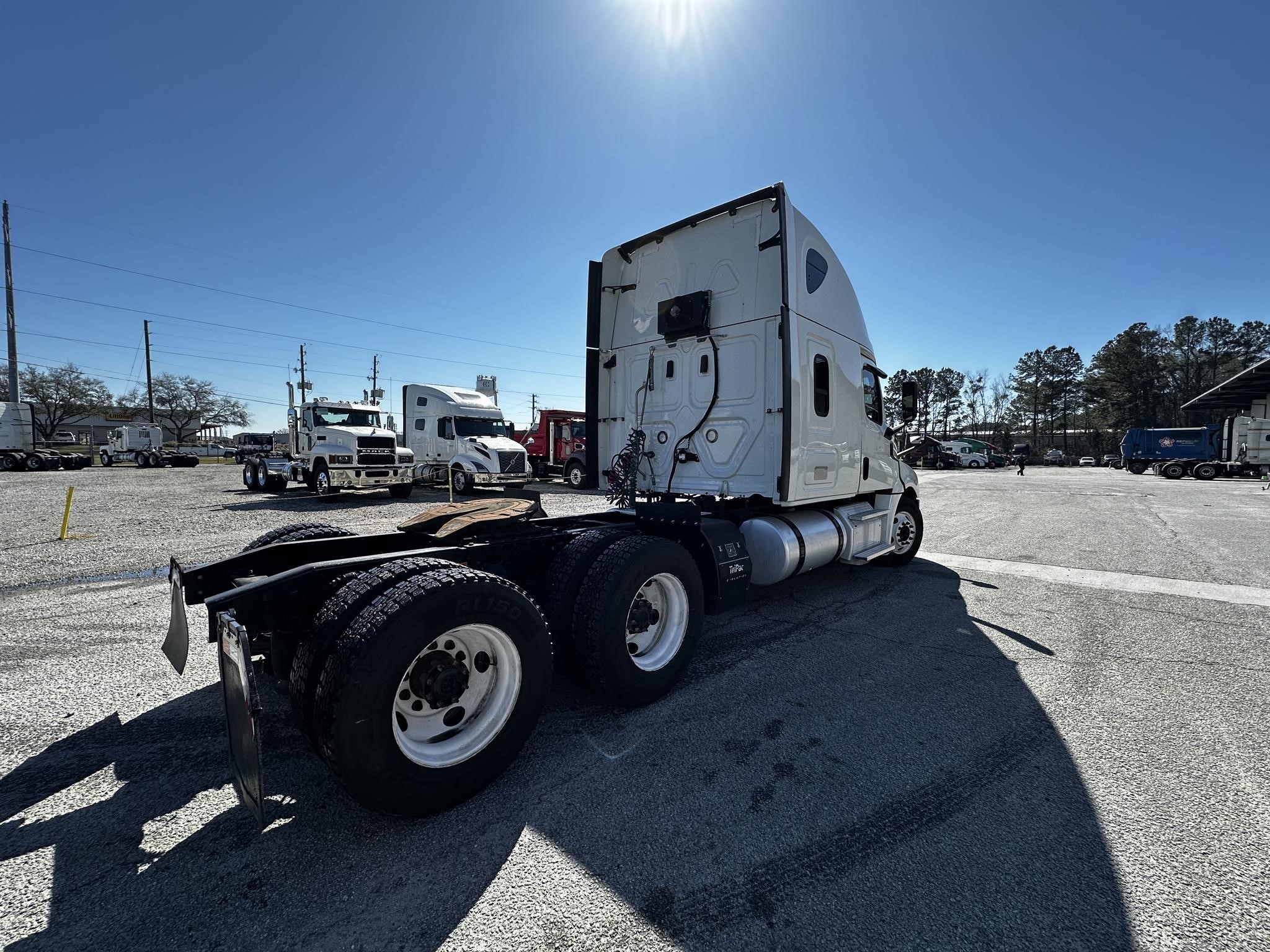 2019 FREIGHTLINER CASCADIA 126 - image 4 of 6