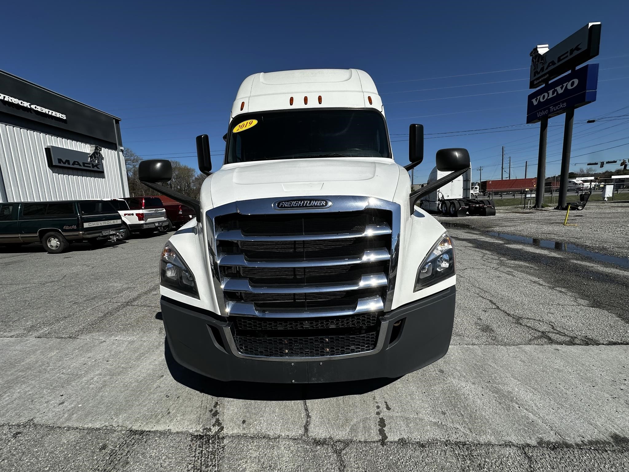 2019 FREIGHTLINER CASCADIA 126 - image 2 of 6