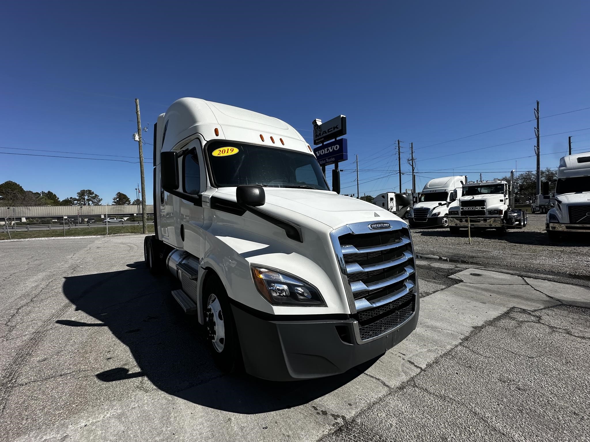 2019 FREIGHTLINER CASCADIA 126 - image 3 of 6