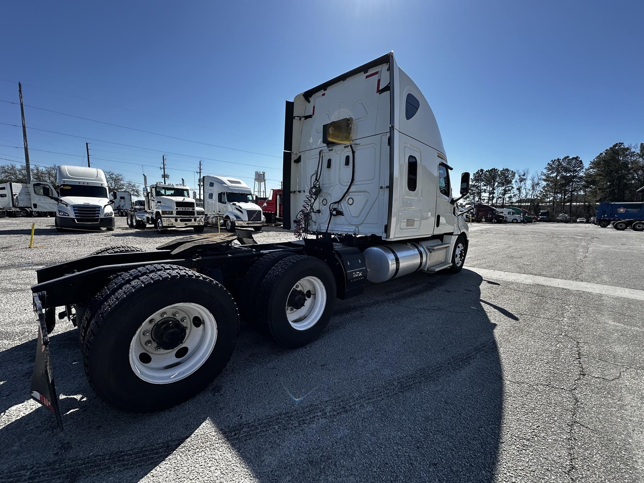 2019 FREIGHTLINER CASCADIA 126 - image 4 of 6