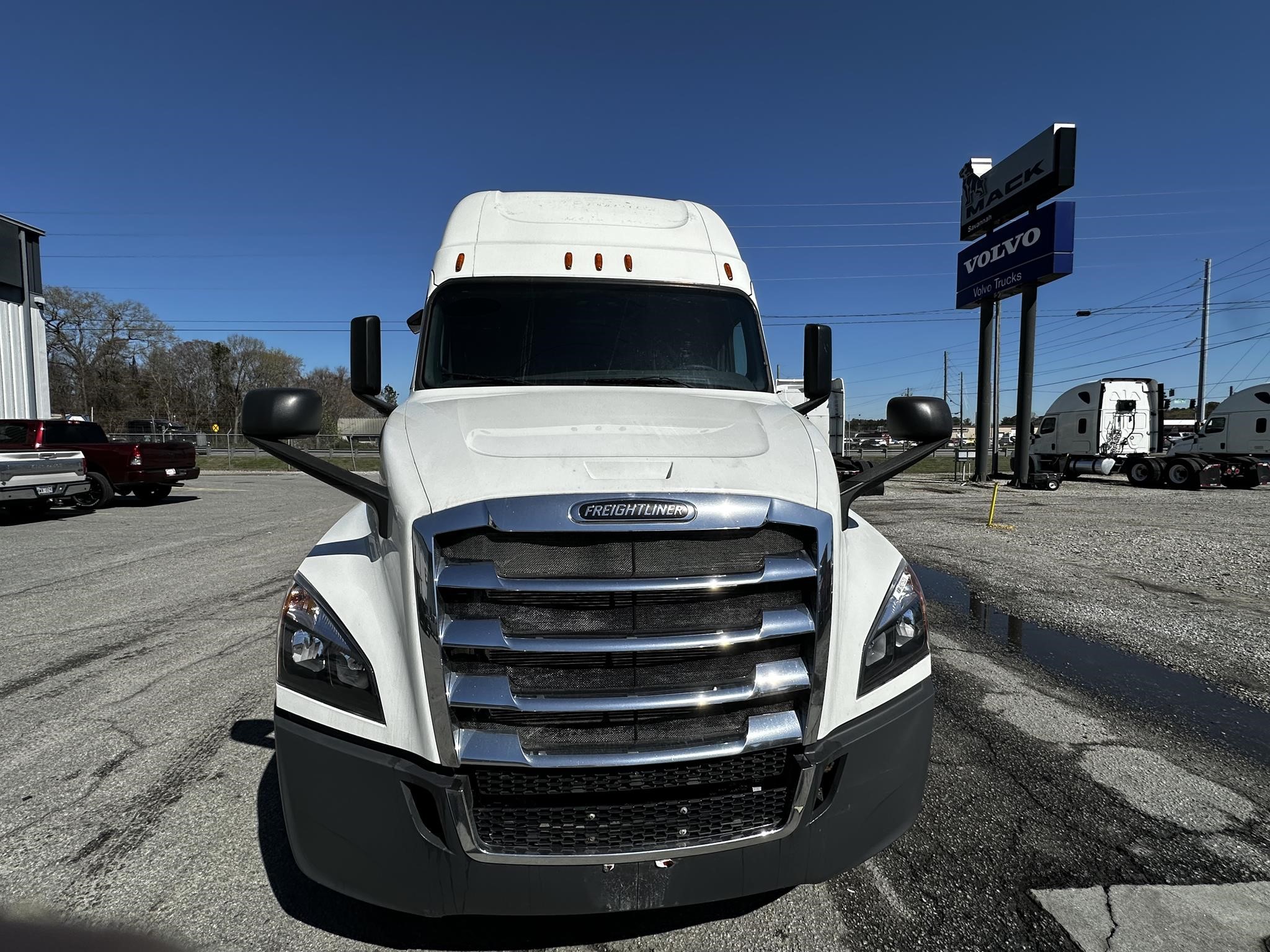 2019 FREIGHTLINER CASCADIA 126 - image 2 of 6