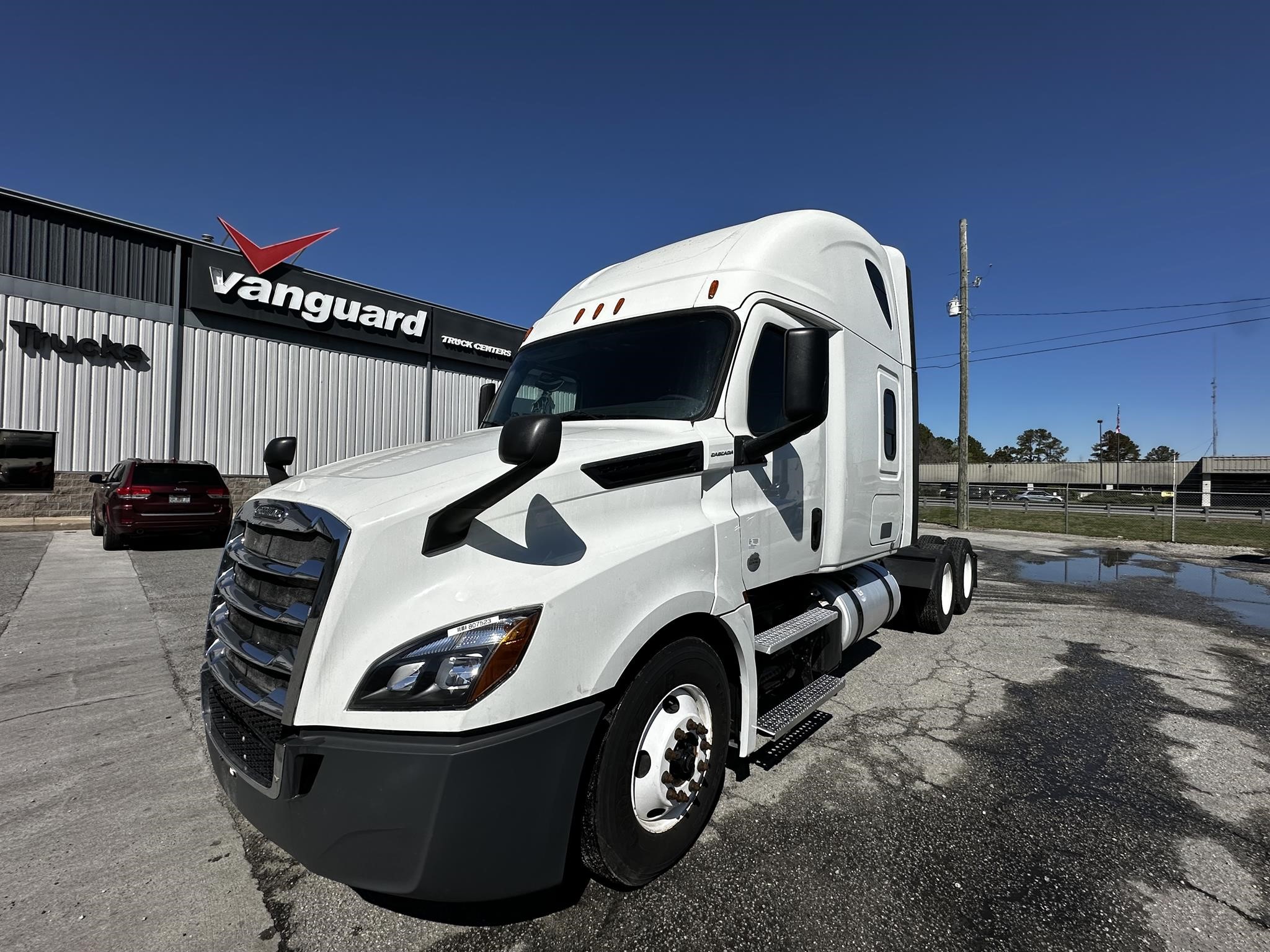 2019 FREIGHTLINER CASCADIA 126 - image 1 of 6