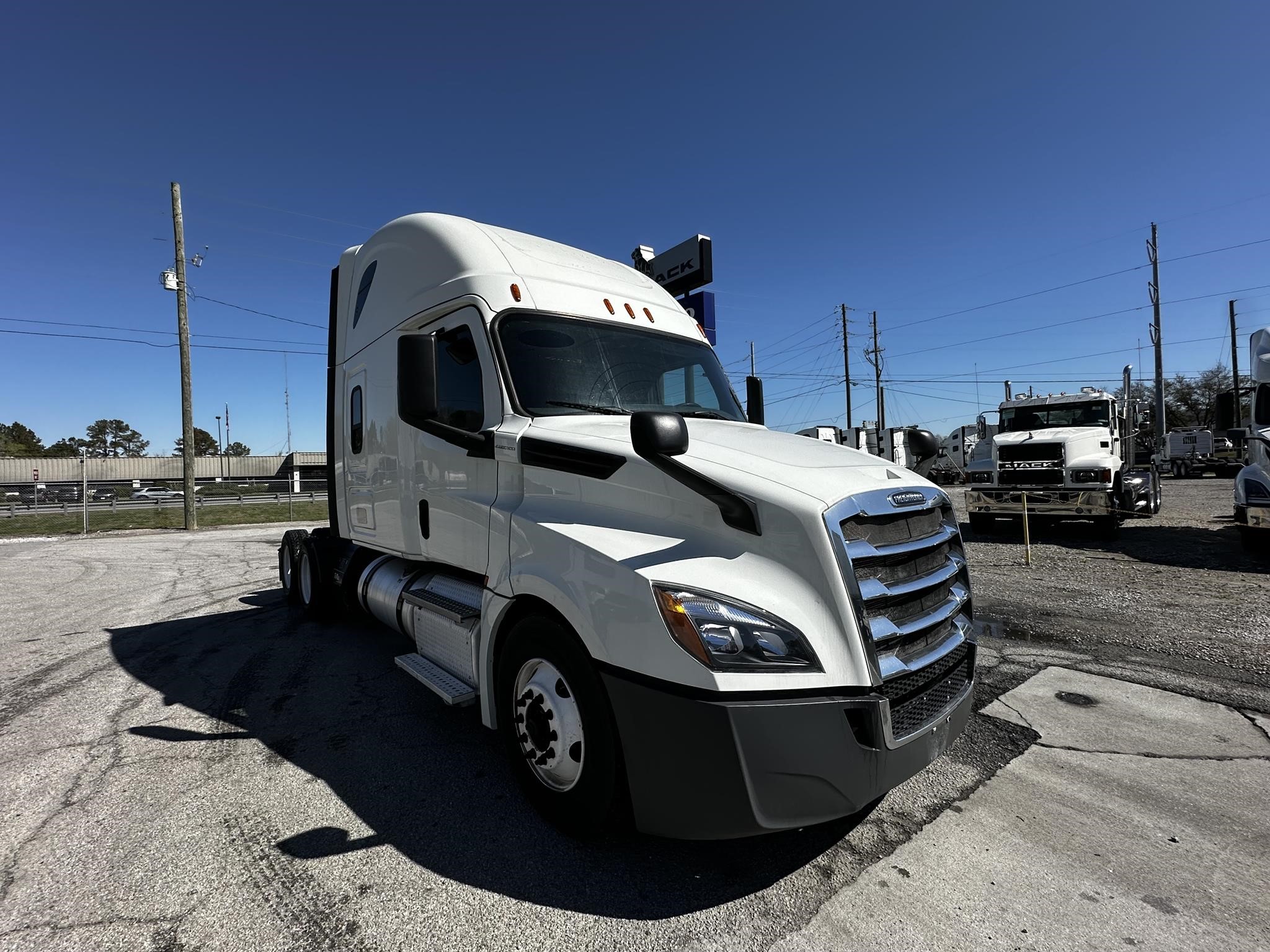 2019 FREIGHTLINER CASCADIA 126 - image 3 of 6