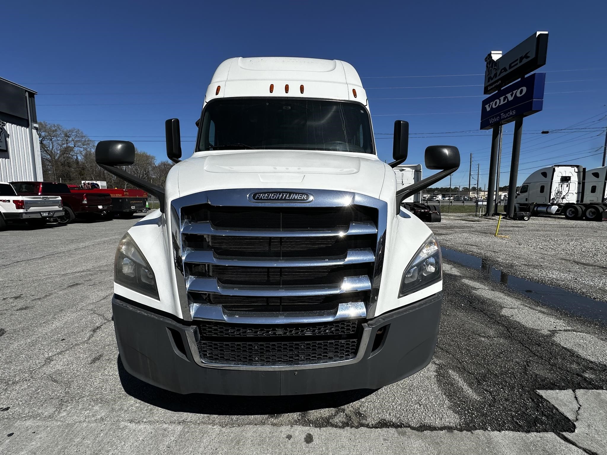 2019 FREIGHTLINER CASCADIA 126 - image 2 of 6