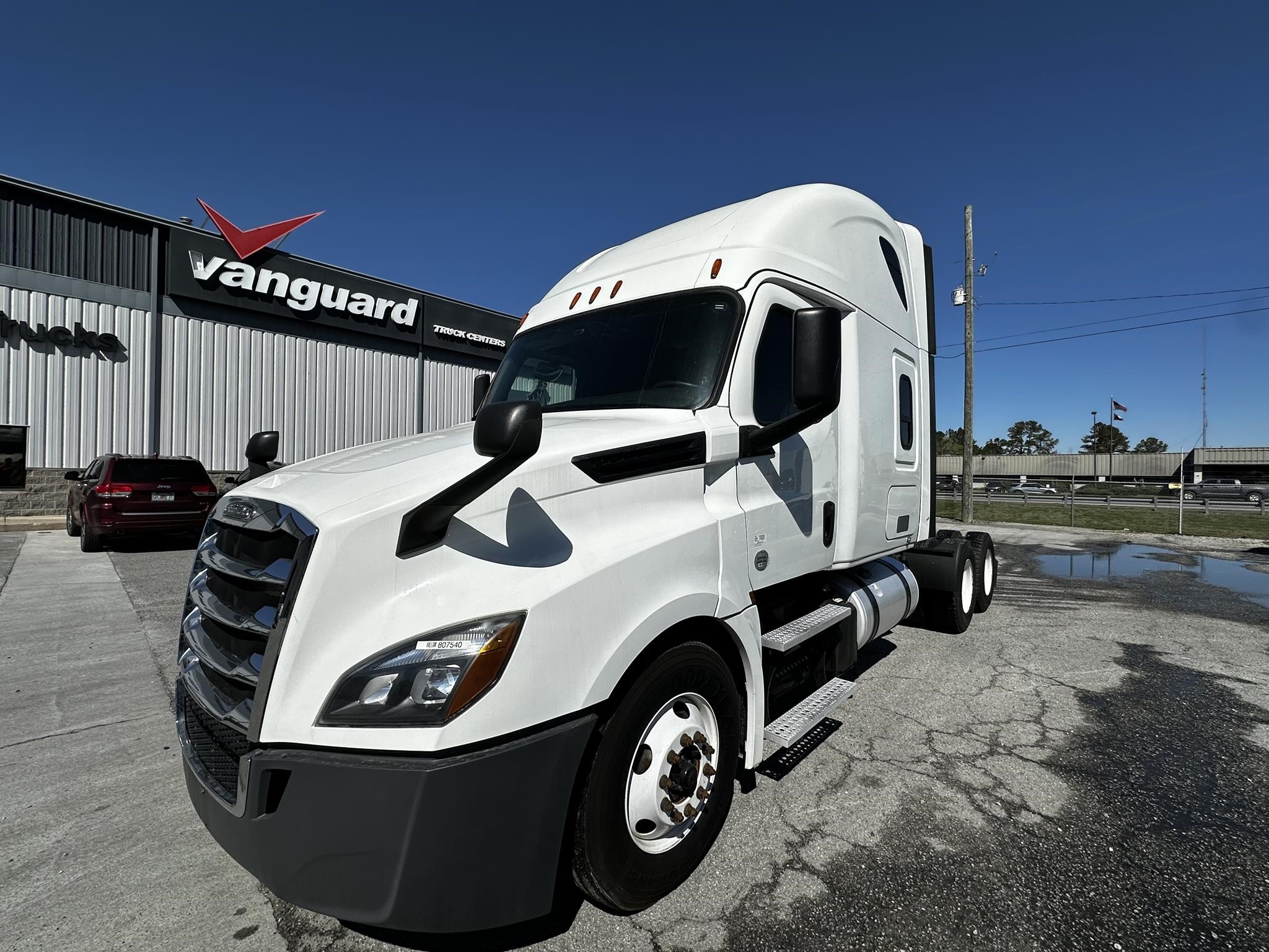 2019 FREIGHTLINER CASCADIA 126 - image 1 of 6