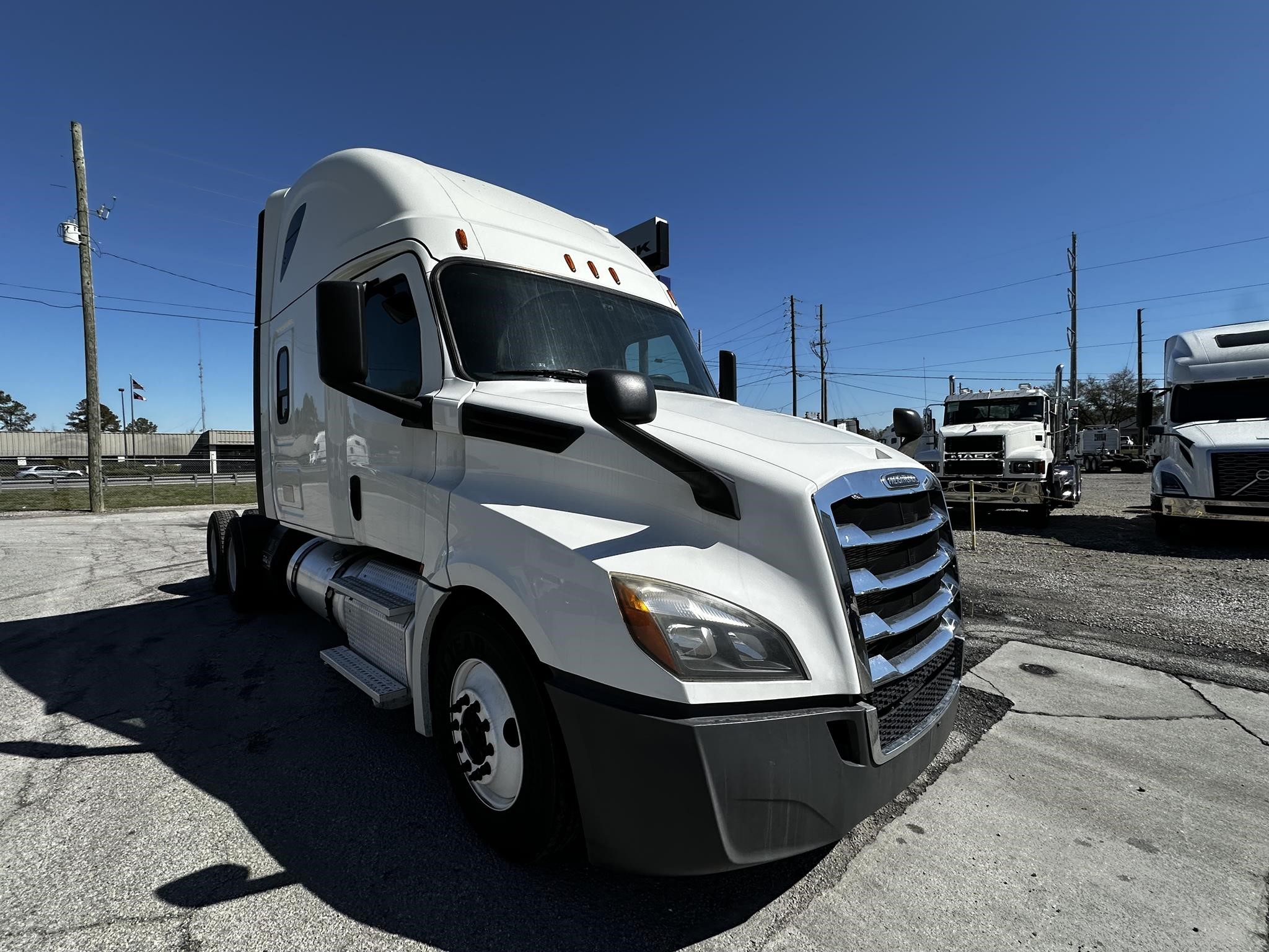 2019 FREIGHTLINER CASCADIA 126 - image 3 of 6