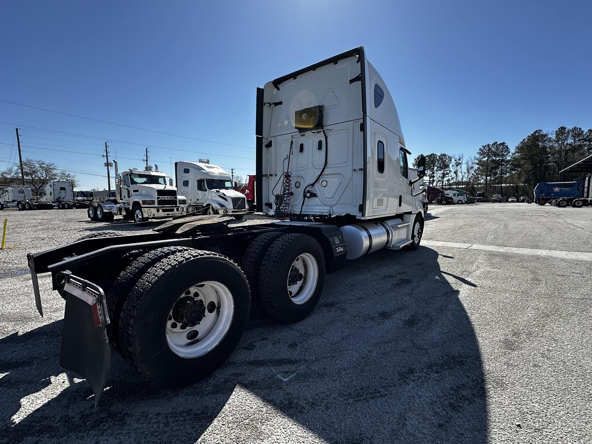 2019 FREIGHTLINER CASCADIA 126 - image 4 of 6