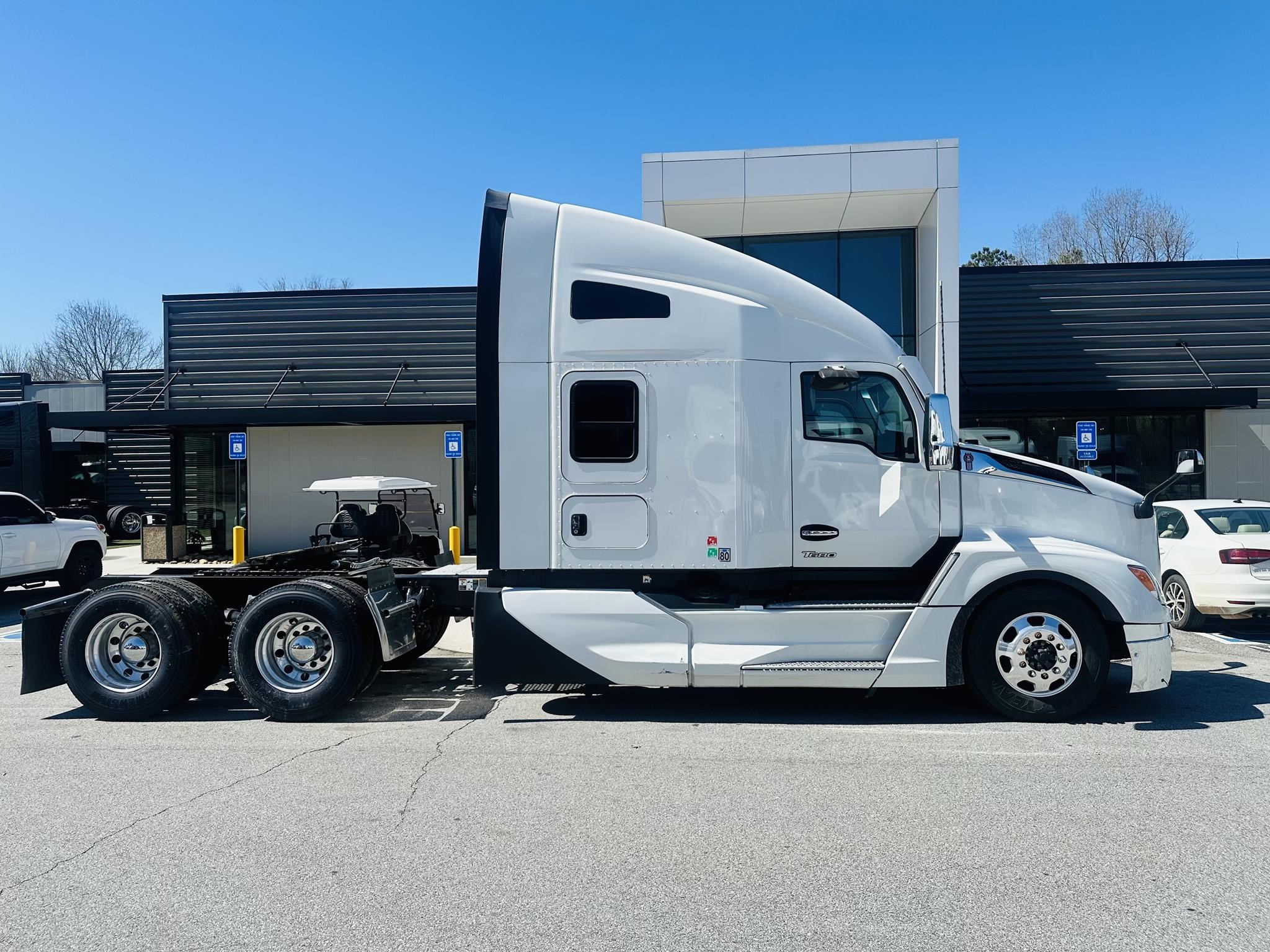 2023 KENWORTH T680 - image 2 of 6