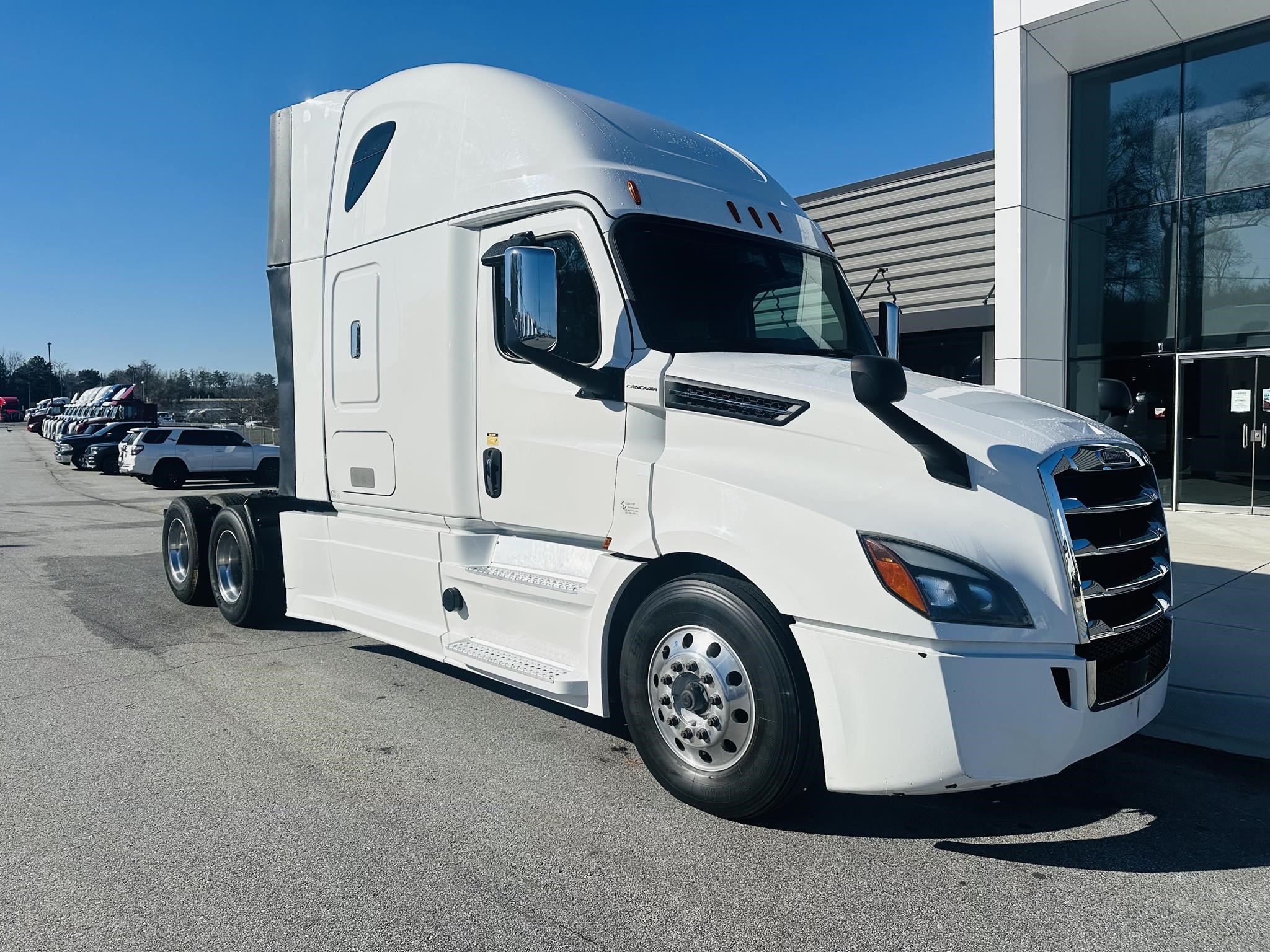 2020 FREIGHTLINER CASCADIA 126 - image 1 of 6