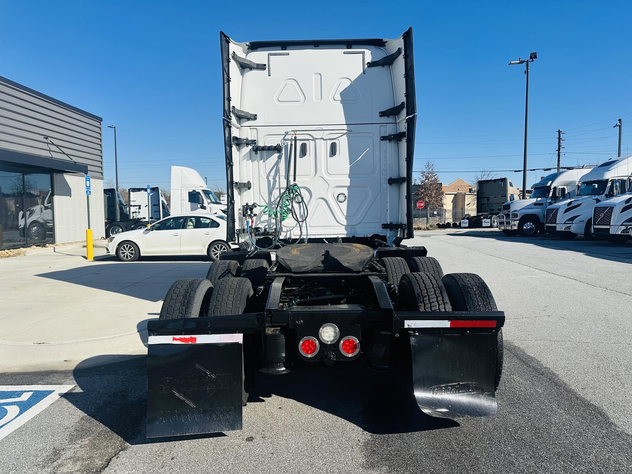 2020 FREIGHTLINER CASCADIA 126 - image 4 of 6