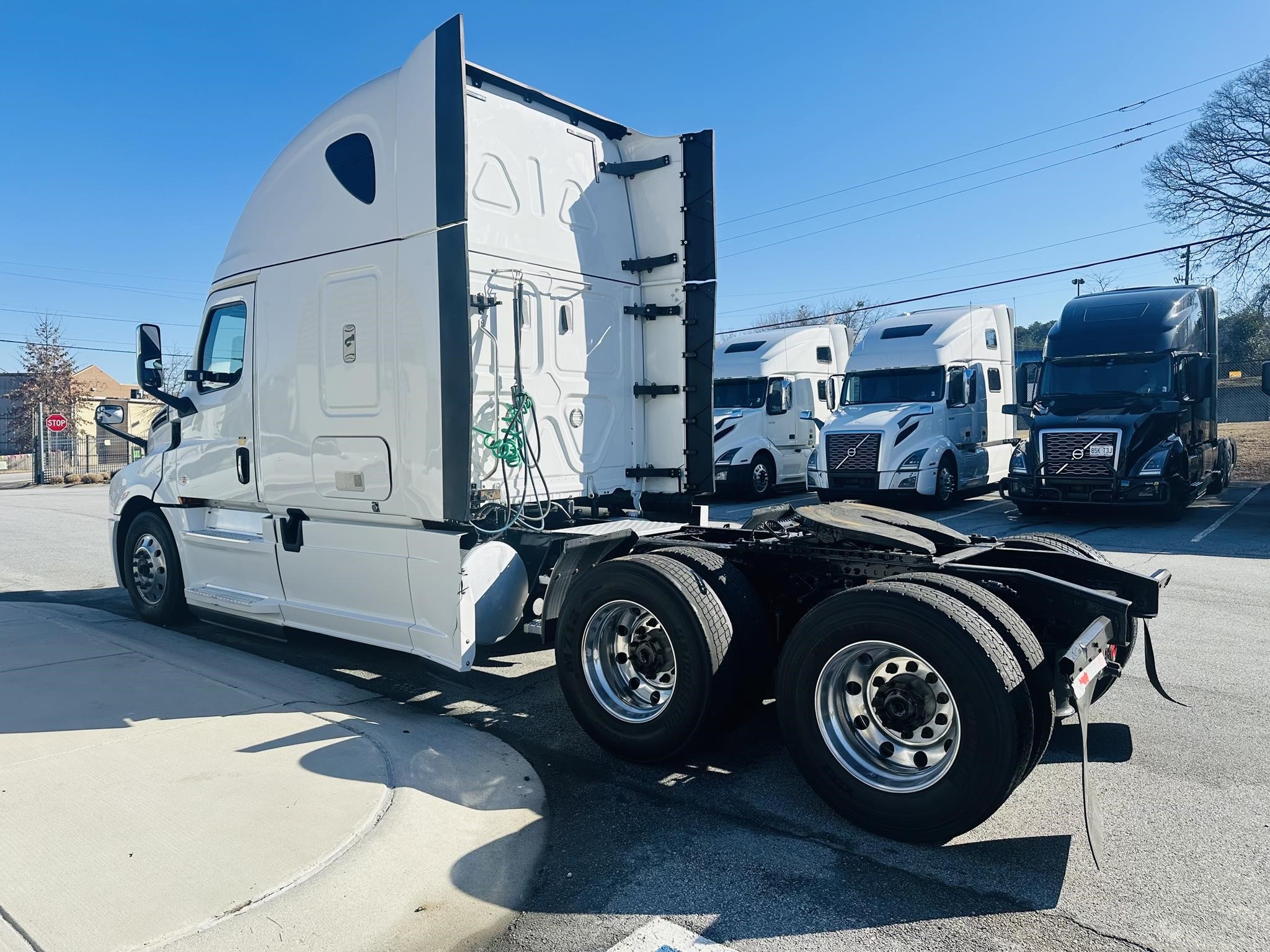 2020 FREIGHTLINER CASCADIA 126 - image 5 of 6