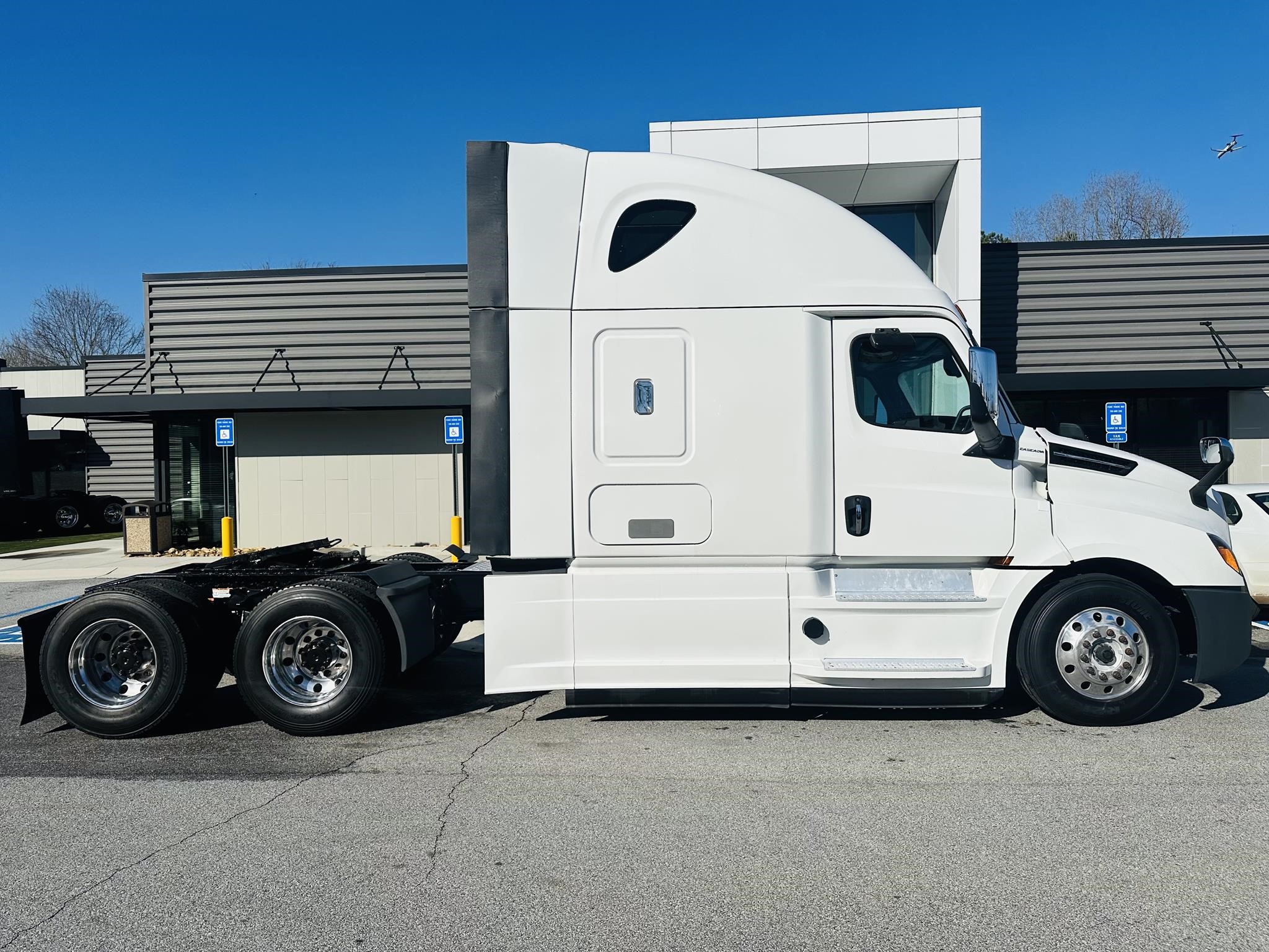 2020 FREIGHTLINER CASCADIA 126 - image 2 of 6