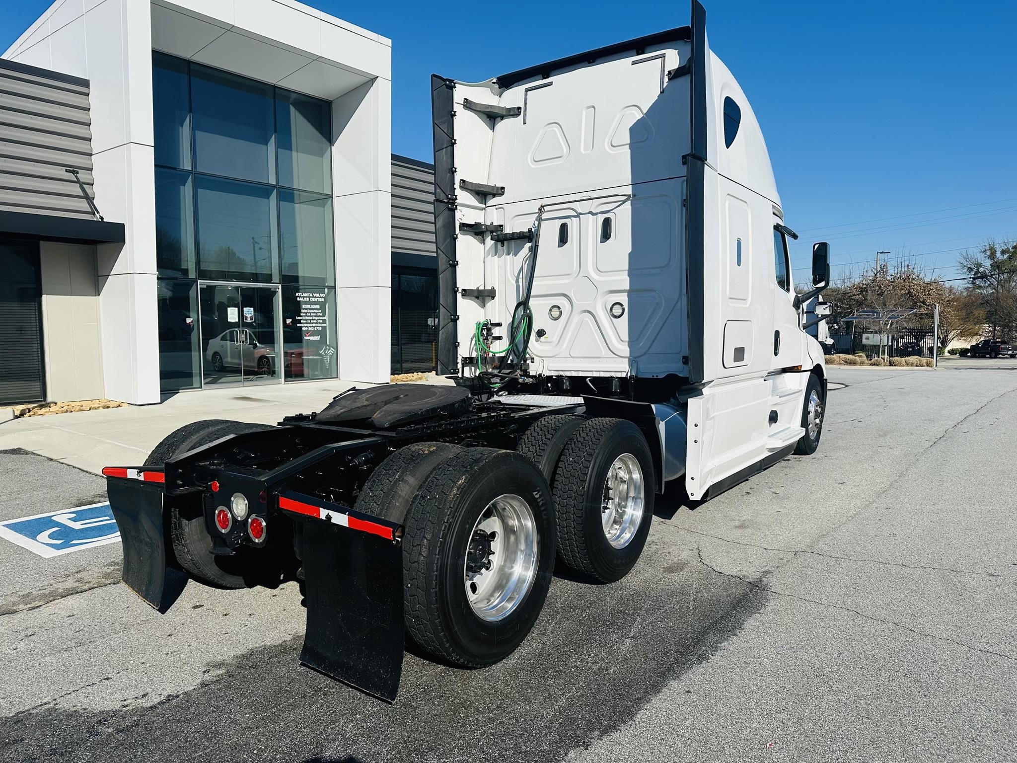 2020 FREIGHTLINER CASCADIA 126 - image 3 of 6