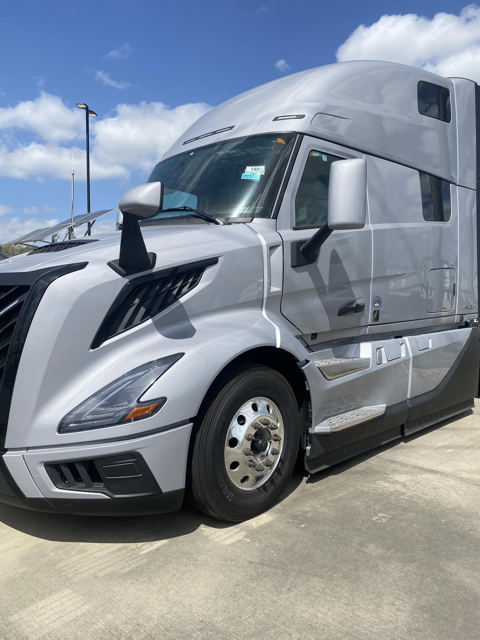 2025 VOLVO VNL64T860 - image 1 of 6