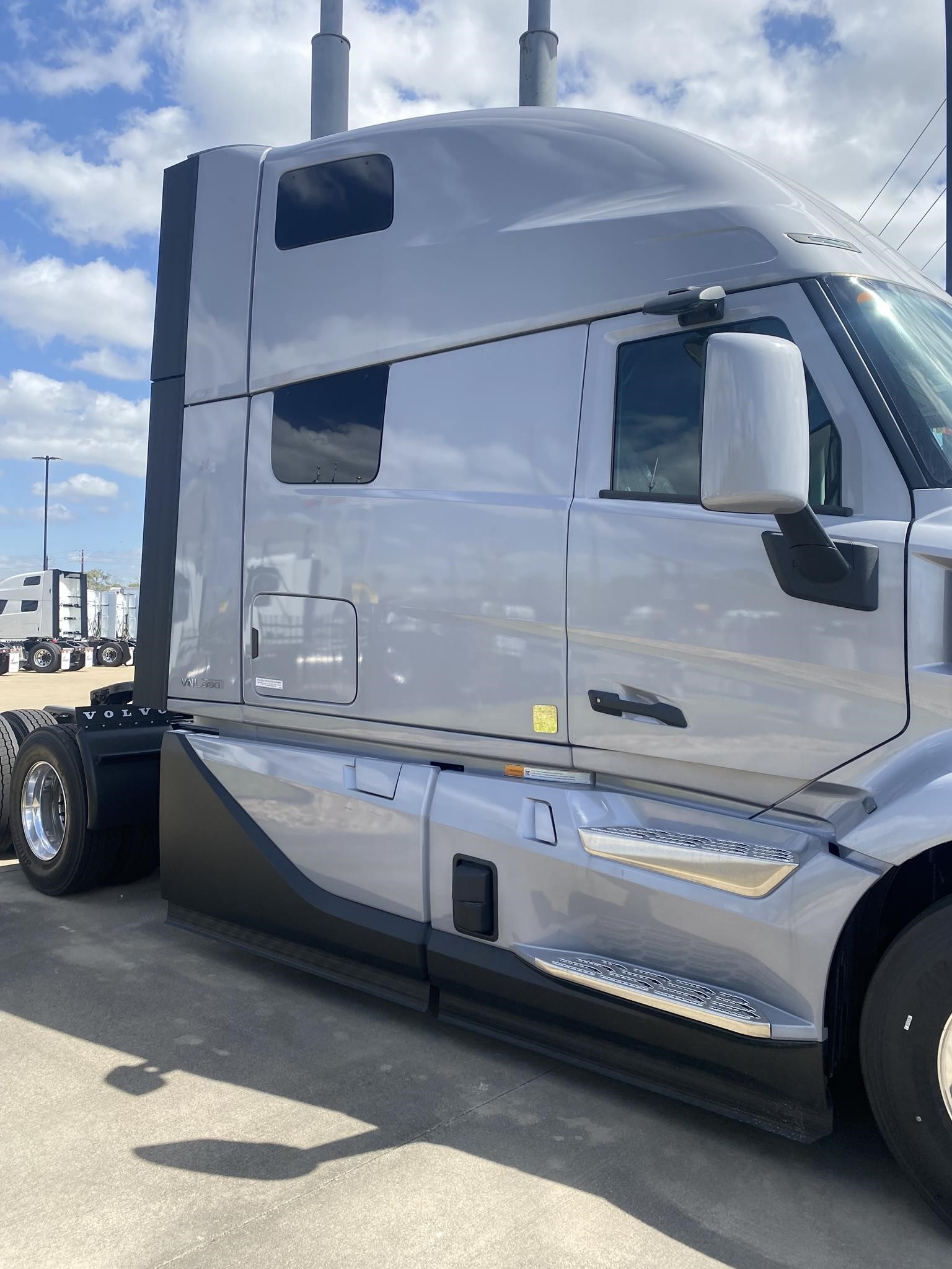 2025 VOLVO VNL64T860 - image 2 of 6