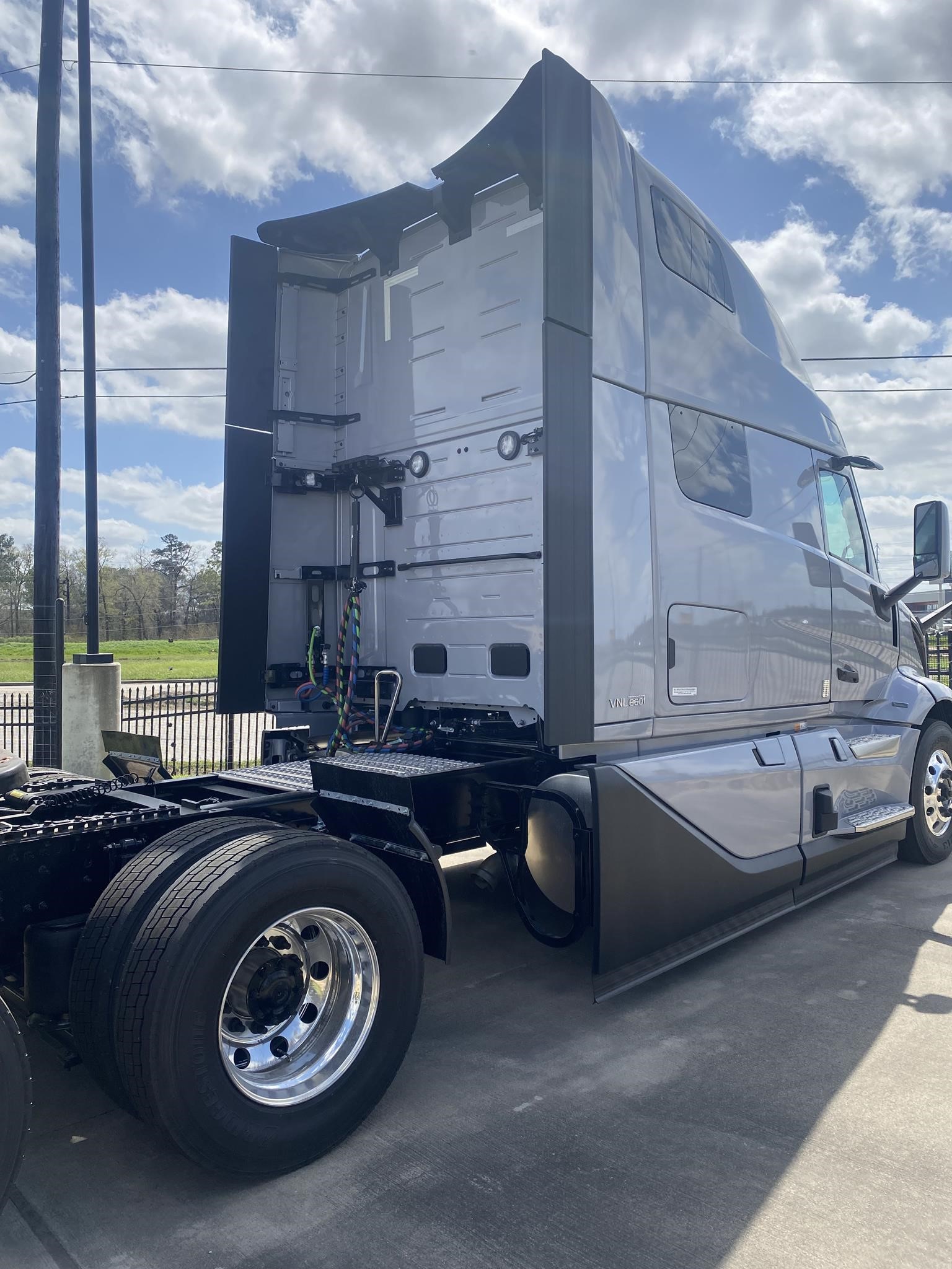 2025 VOLVO VNL64T860 - image 3 of 6