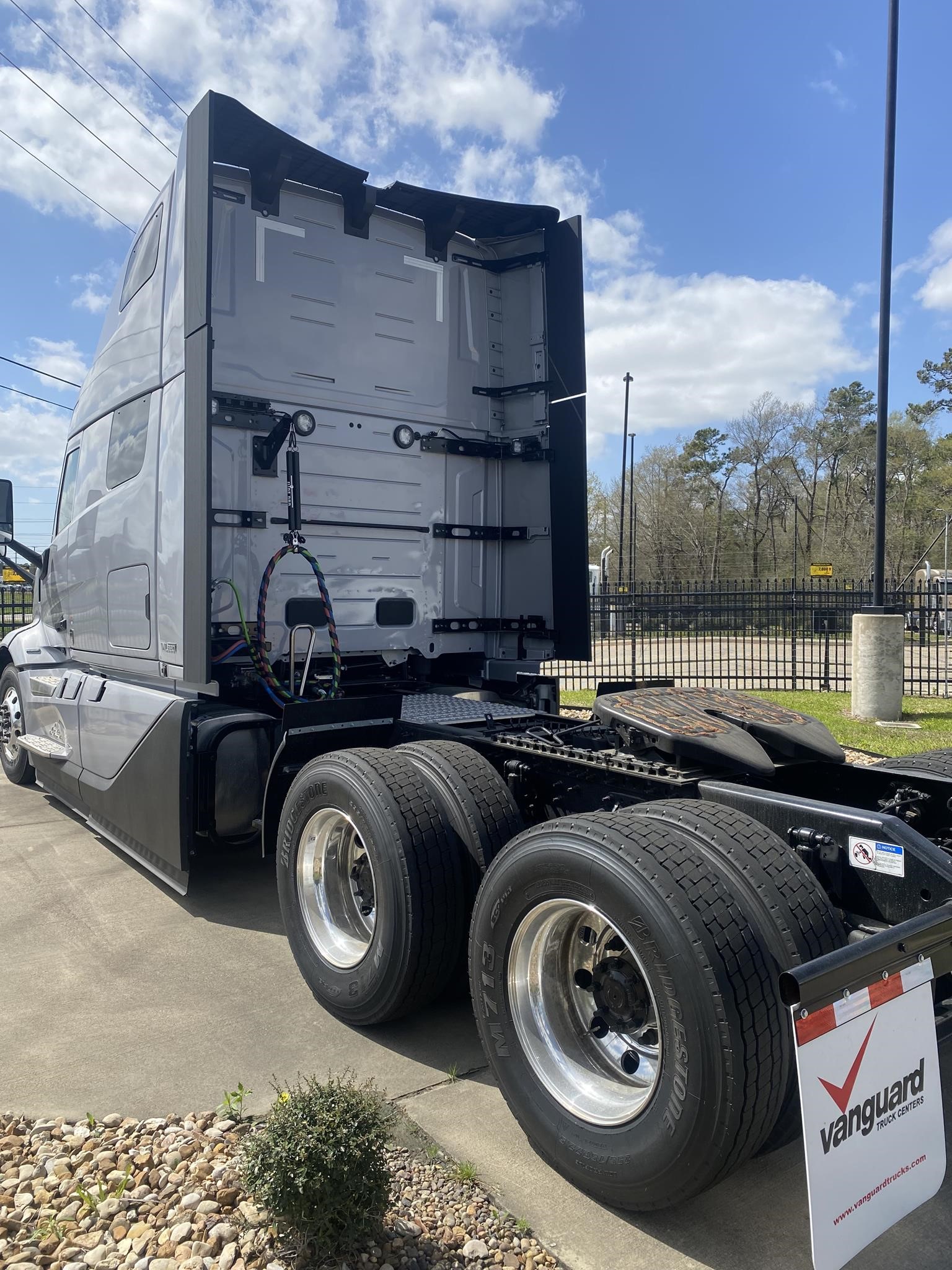 2025 VOLVO VNL64T860 - image 4 of 6