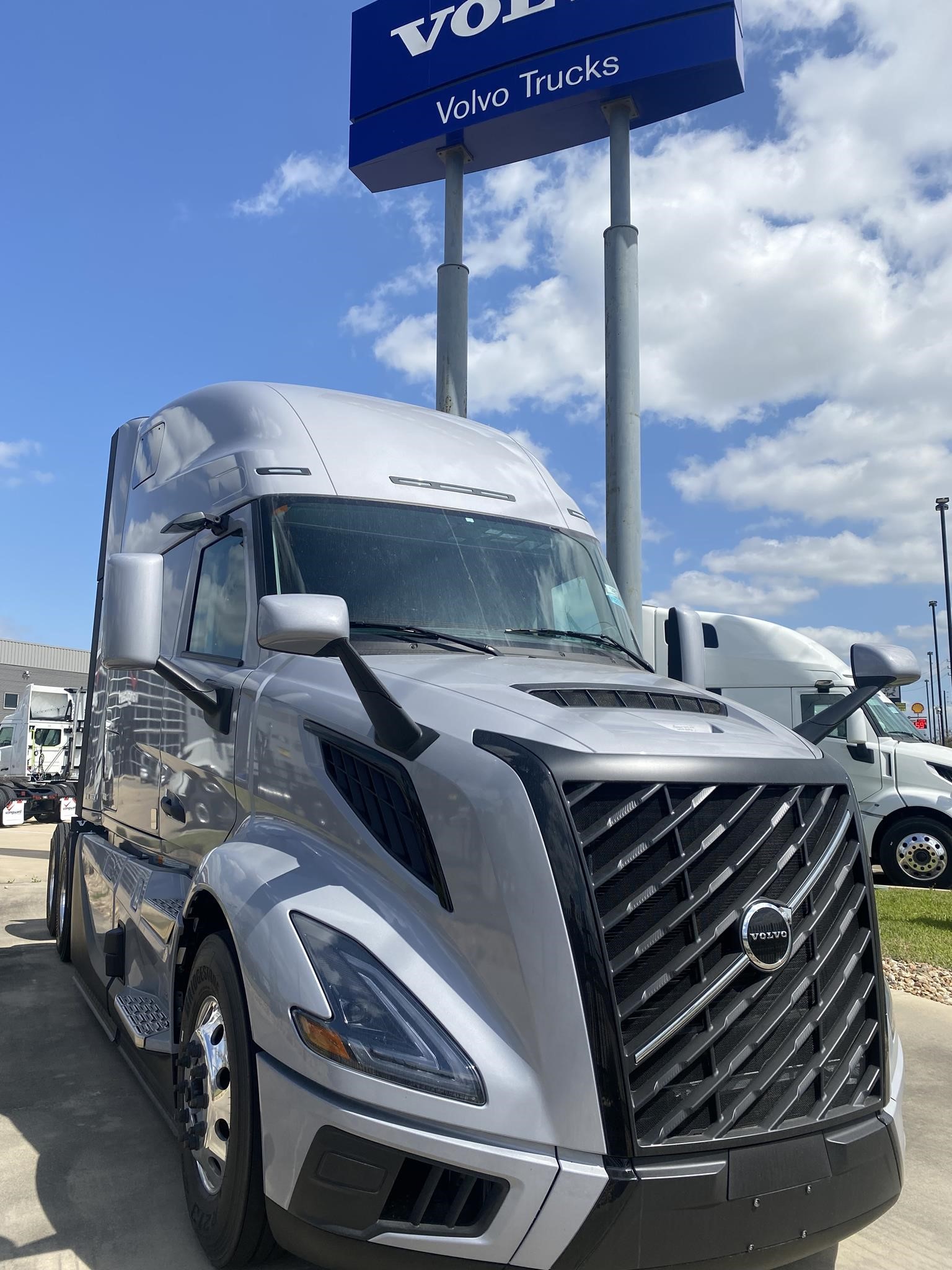 2025 VOLVO VNL64T860 - image 5 of 6