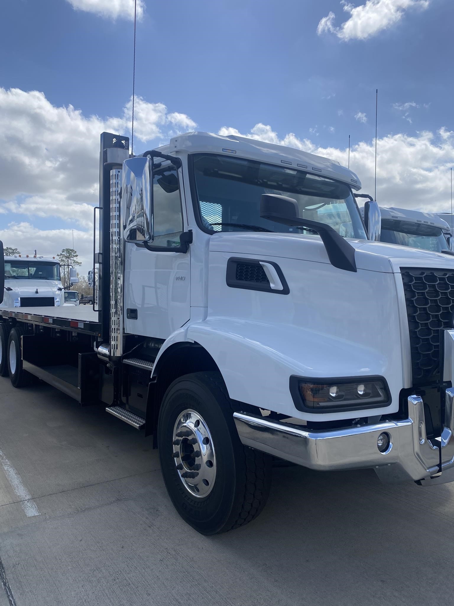 2025 VOLVO VHD64B300 - image 3 of 6