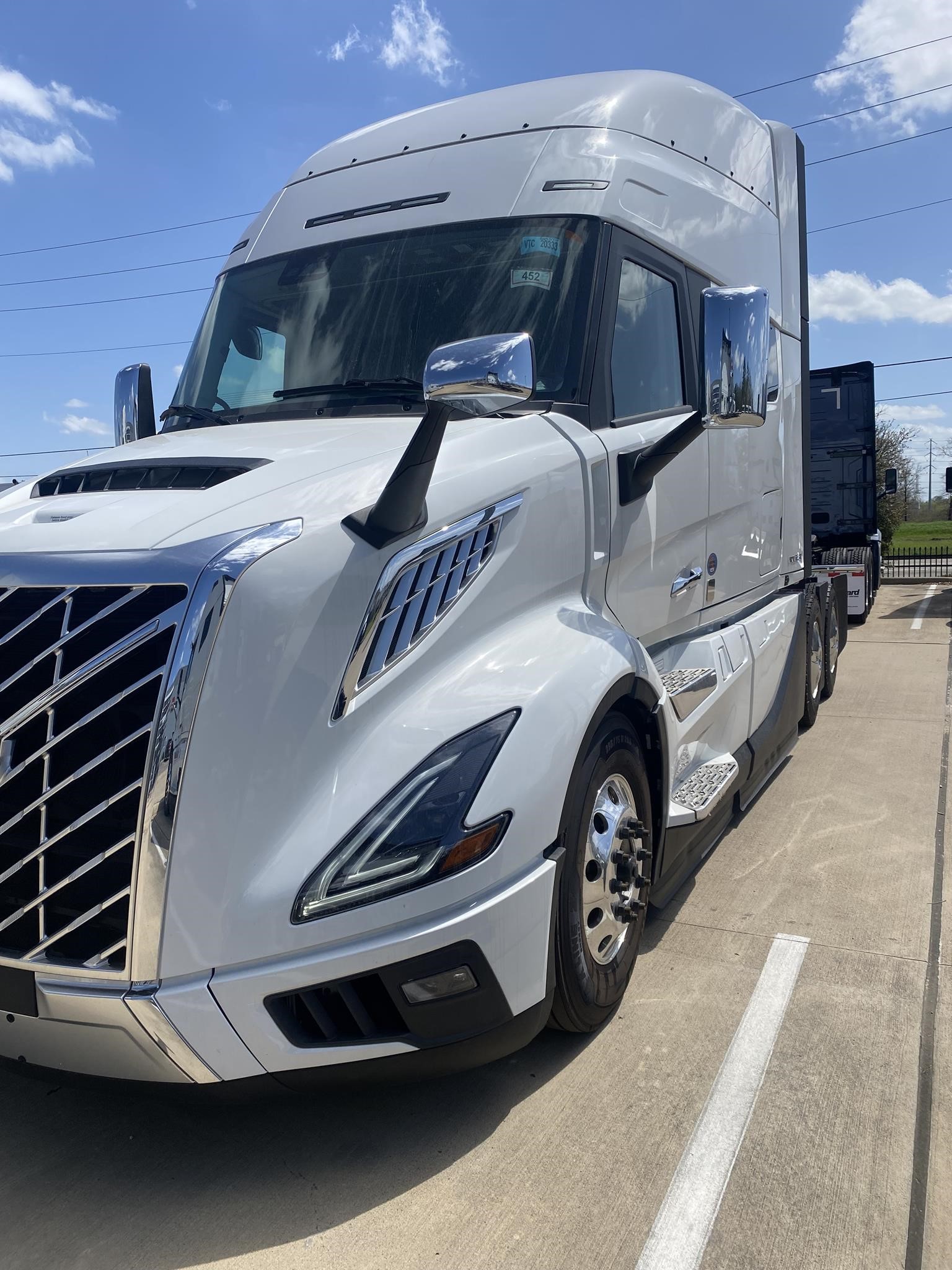 2025 VOLVO VNL64T840 - image 1 of 6