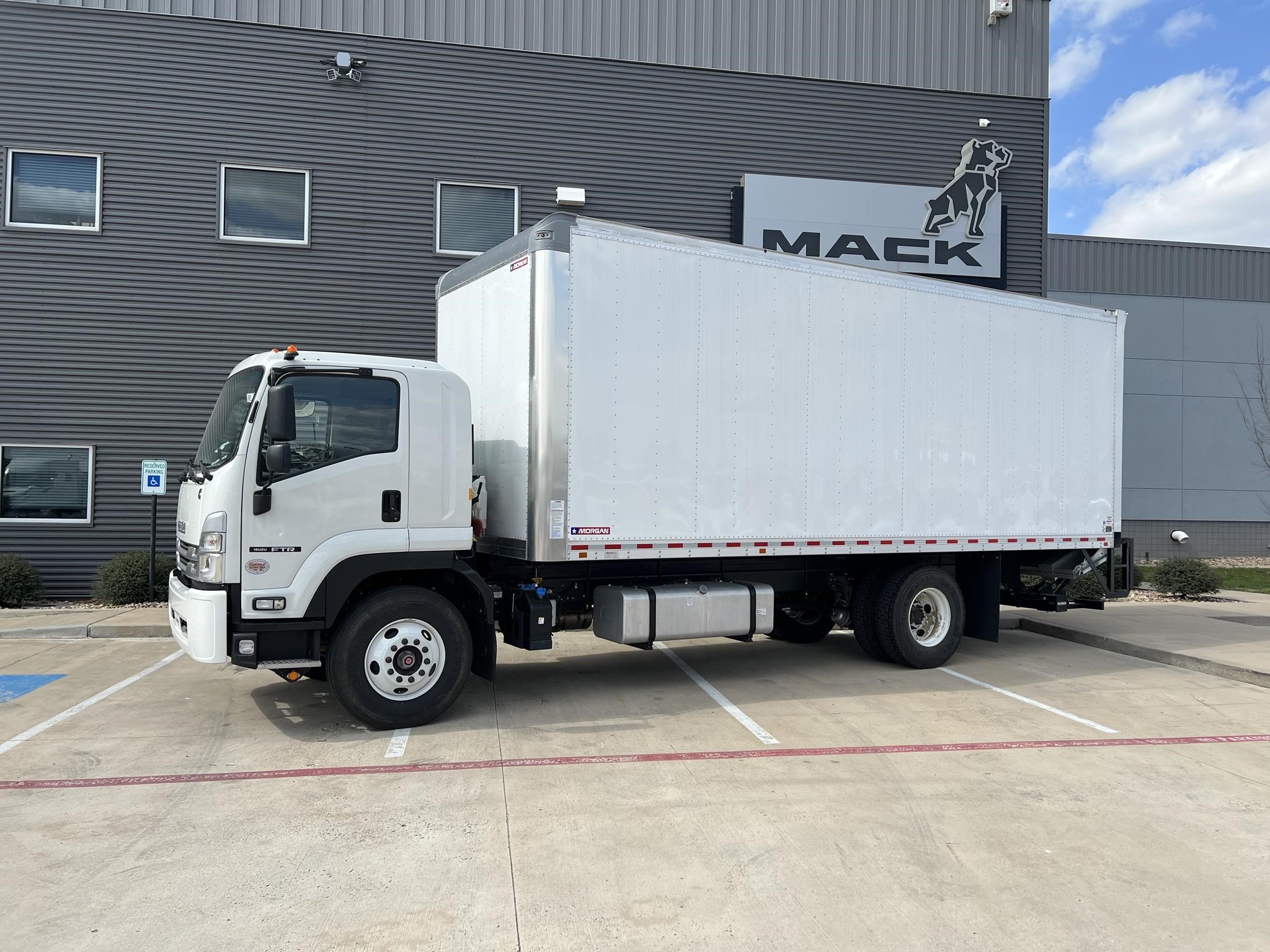 2025 ISUZU FTR - image 1 of 6