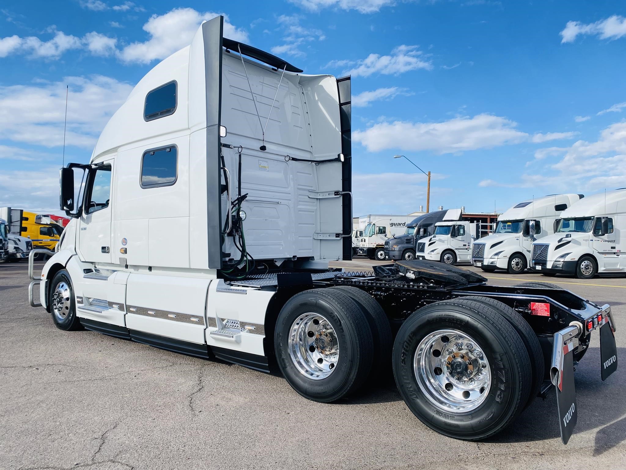 2024 VOLVO VNL64T860 - image 2 of 6