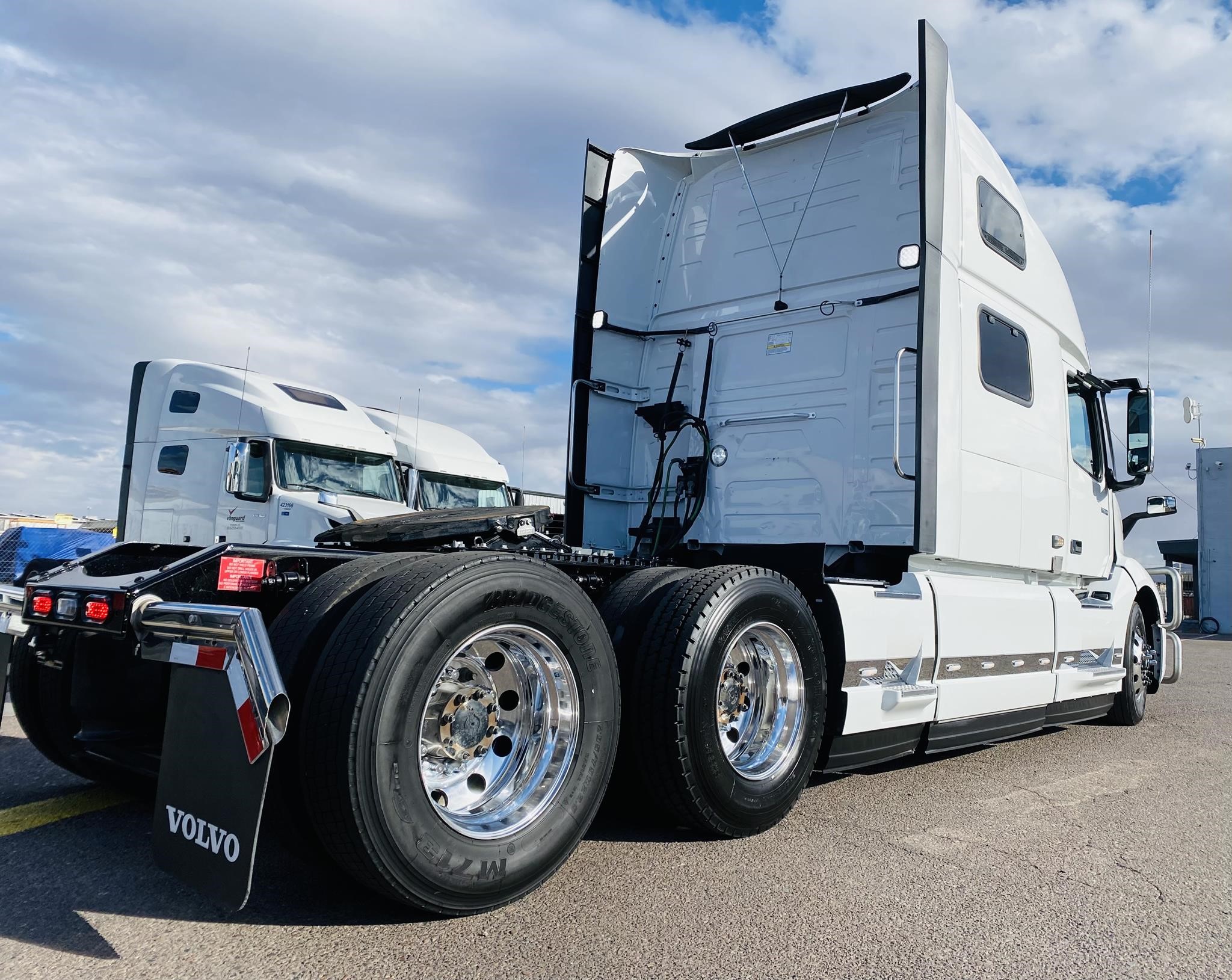 2024 VOLVO VNL64T860 - image 4 of 6