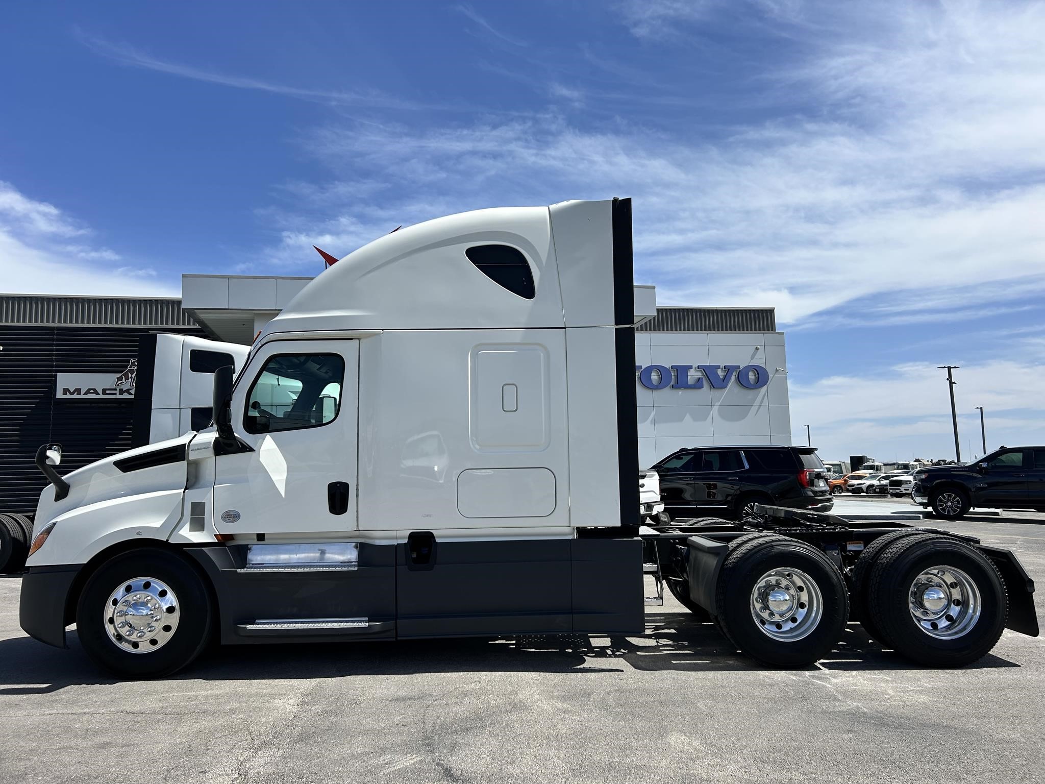 2020 FREIGHTLINER CASCADIA 126 - image 2 of 6